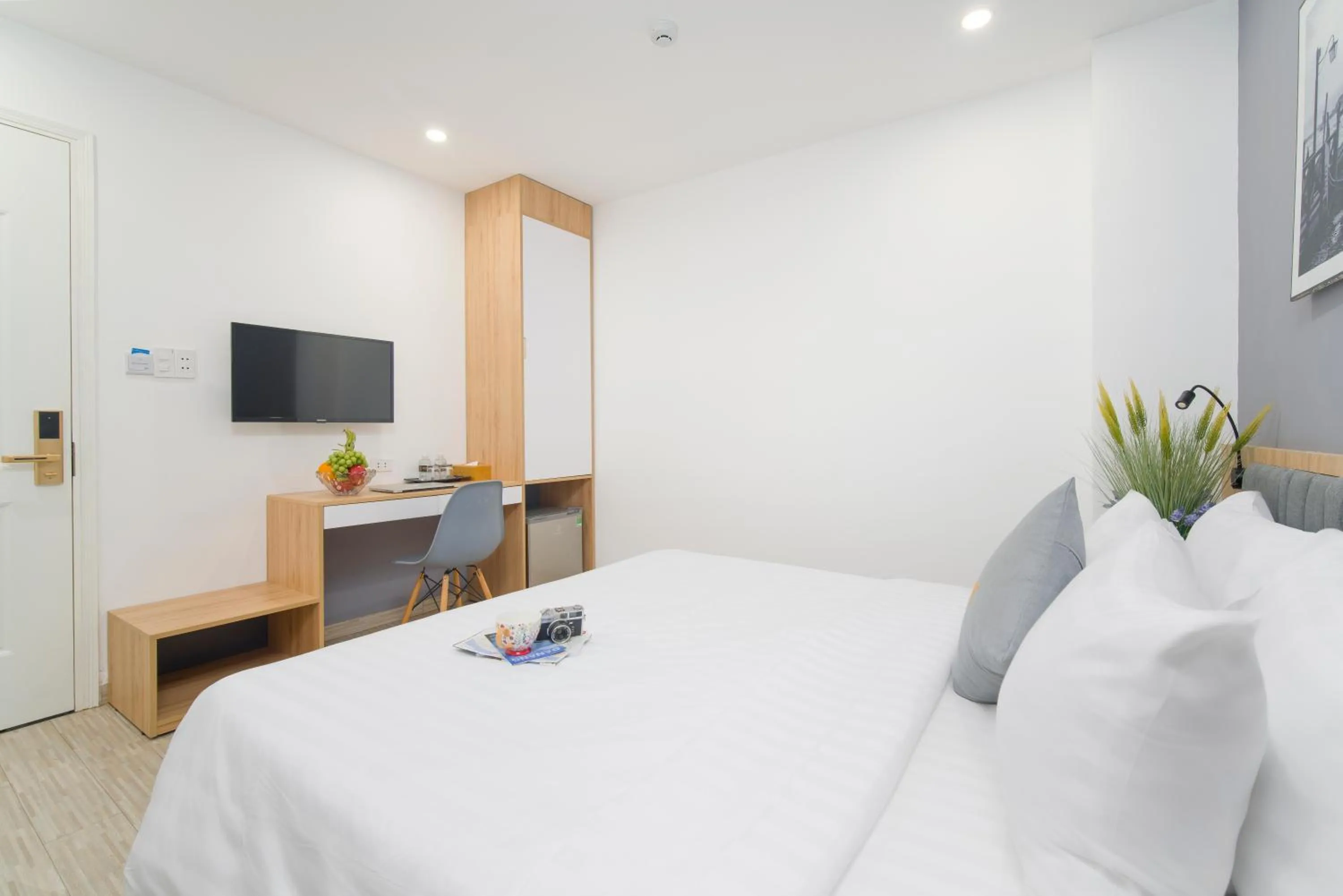 Communal lounge/ TV room, Bed in Davue Hotel by THG