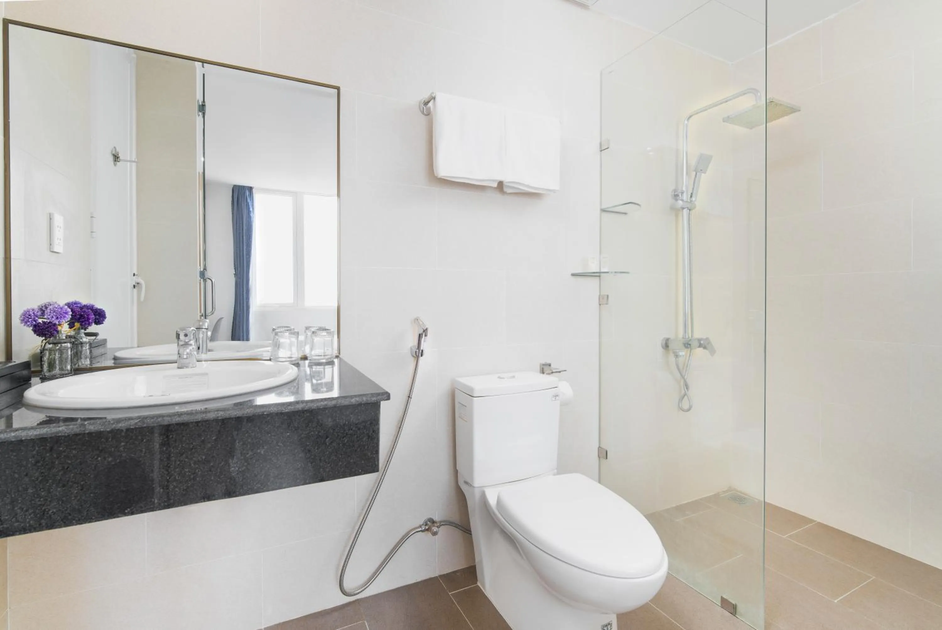 Toilet in Davue Hotel by THG