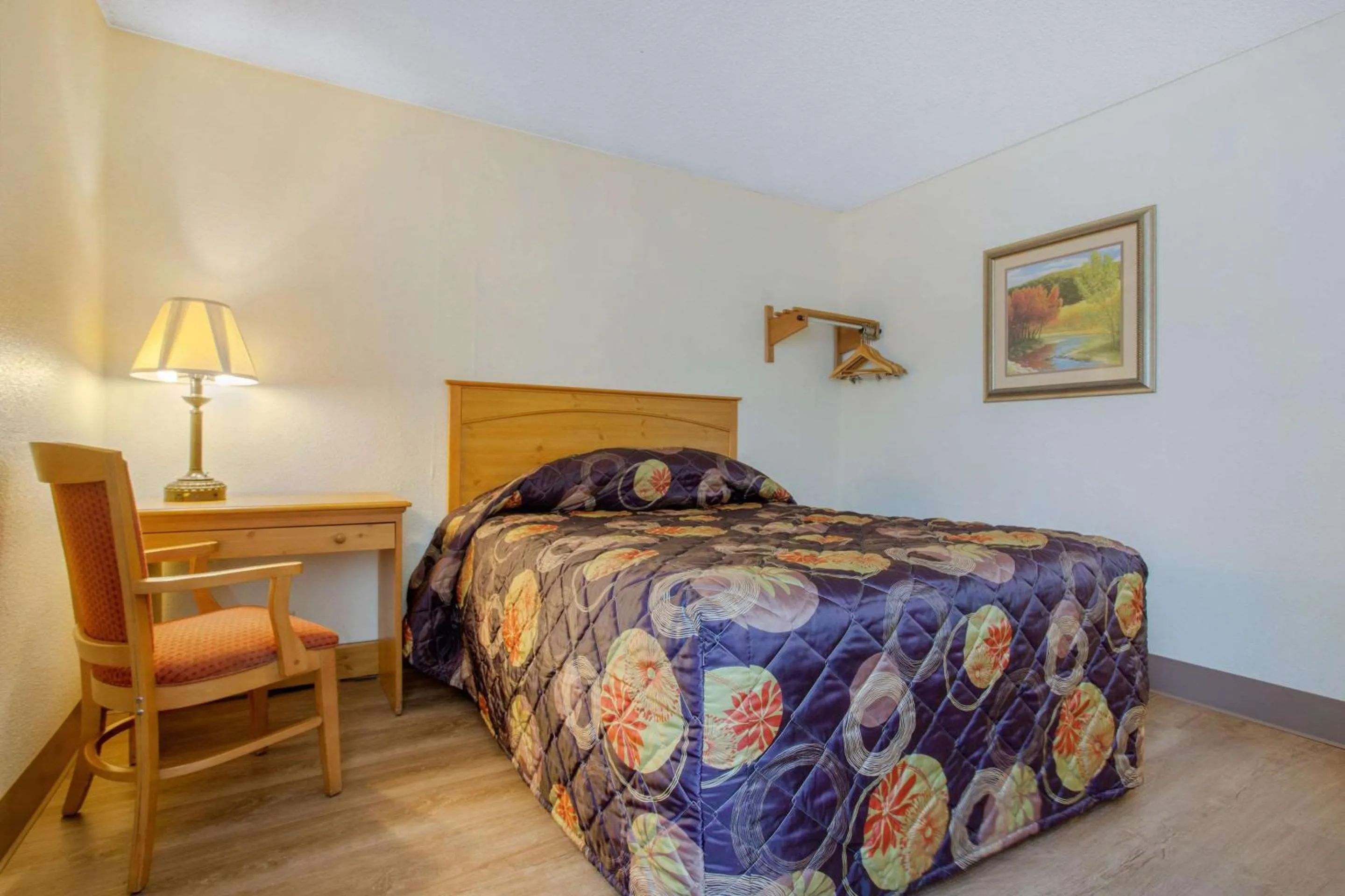 Photo of the whole room, Bed in Rodeway Inn Asheville