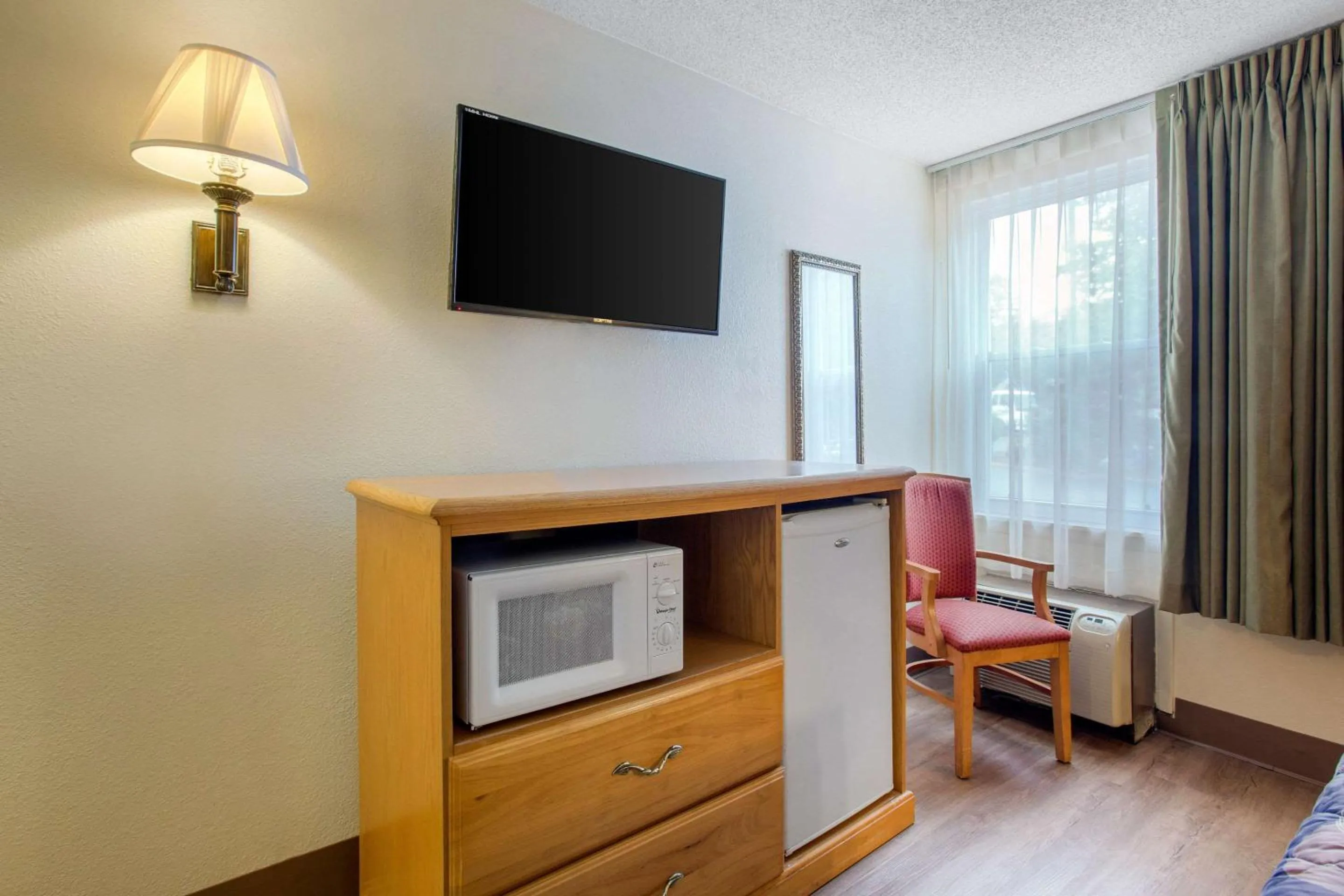 Photo of the whole room, Bed in Rodeway Inn Asheville
