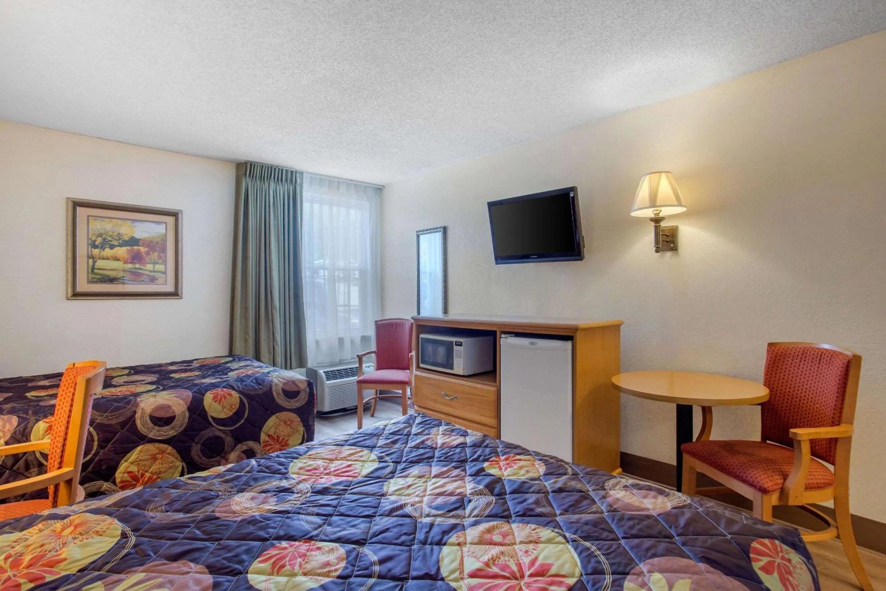 Photo of the whole room, Bed in Rodeway Inn Asheville