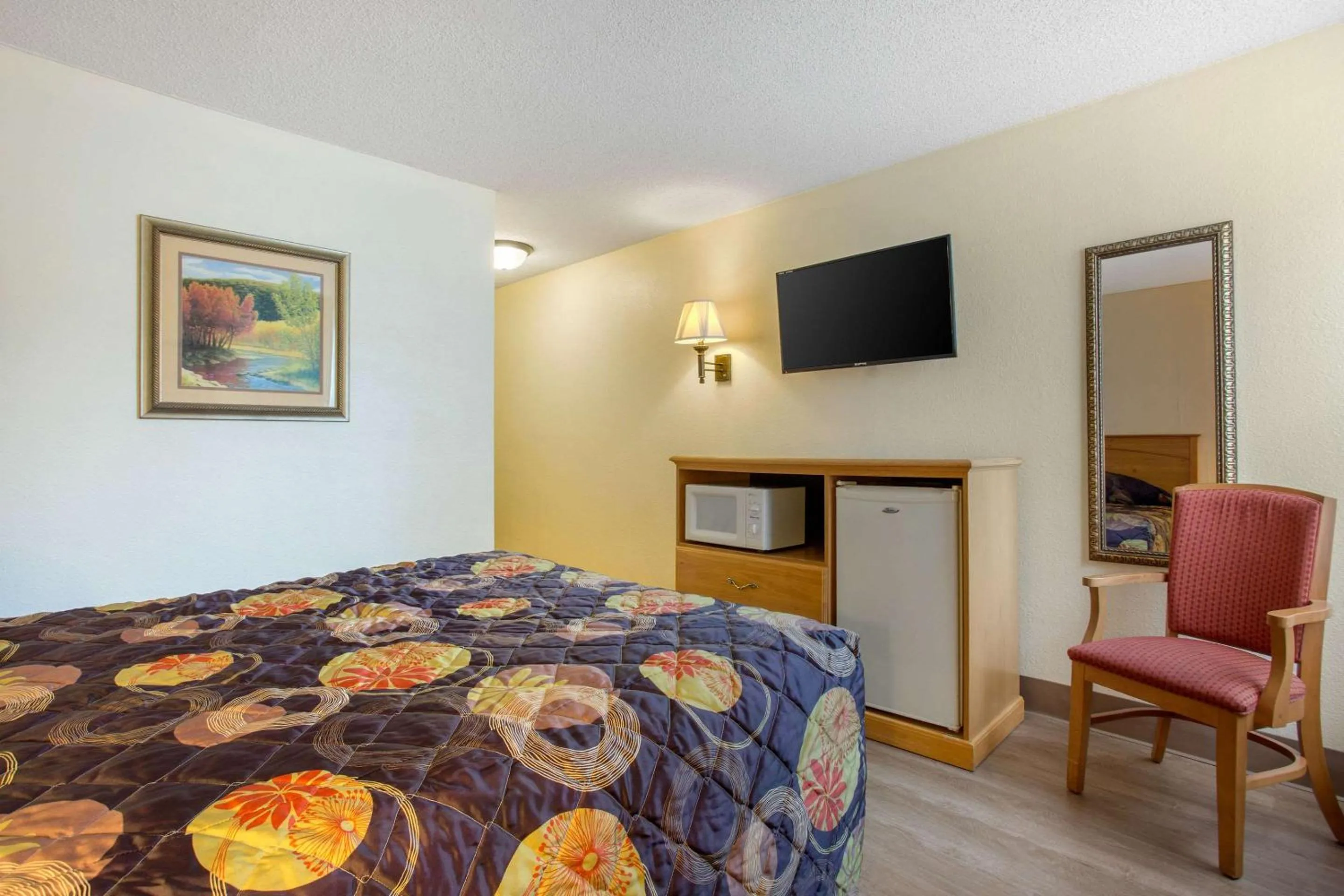 Photo of the whole room, Bed in Rodeway Inn Asheville