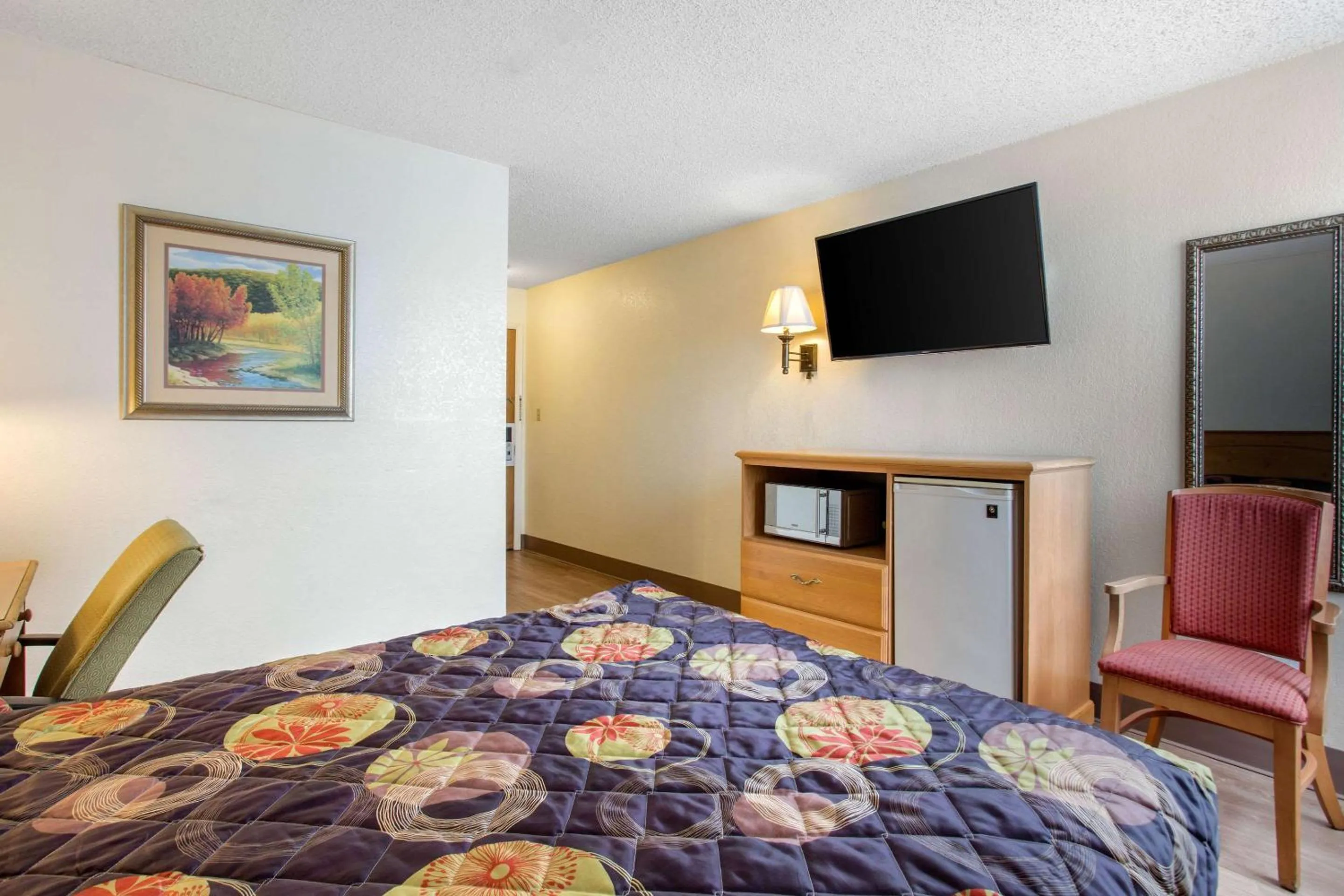 Photo of the whole room, Bed in Rodeway Inn Asheville