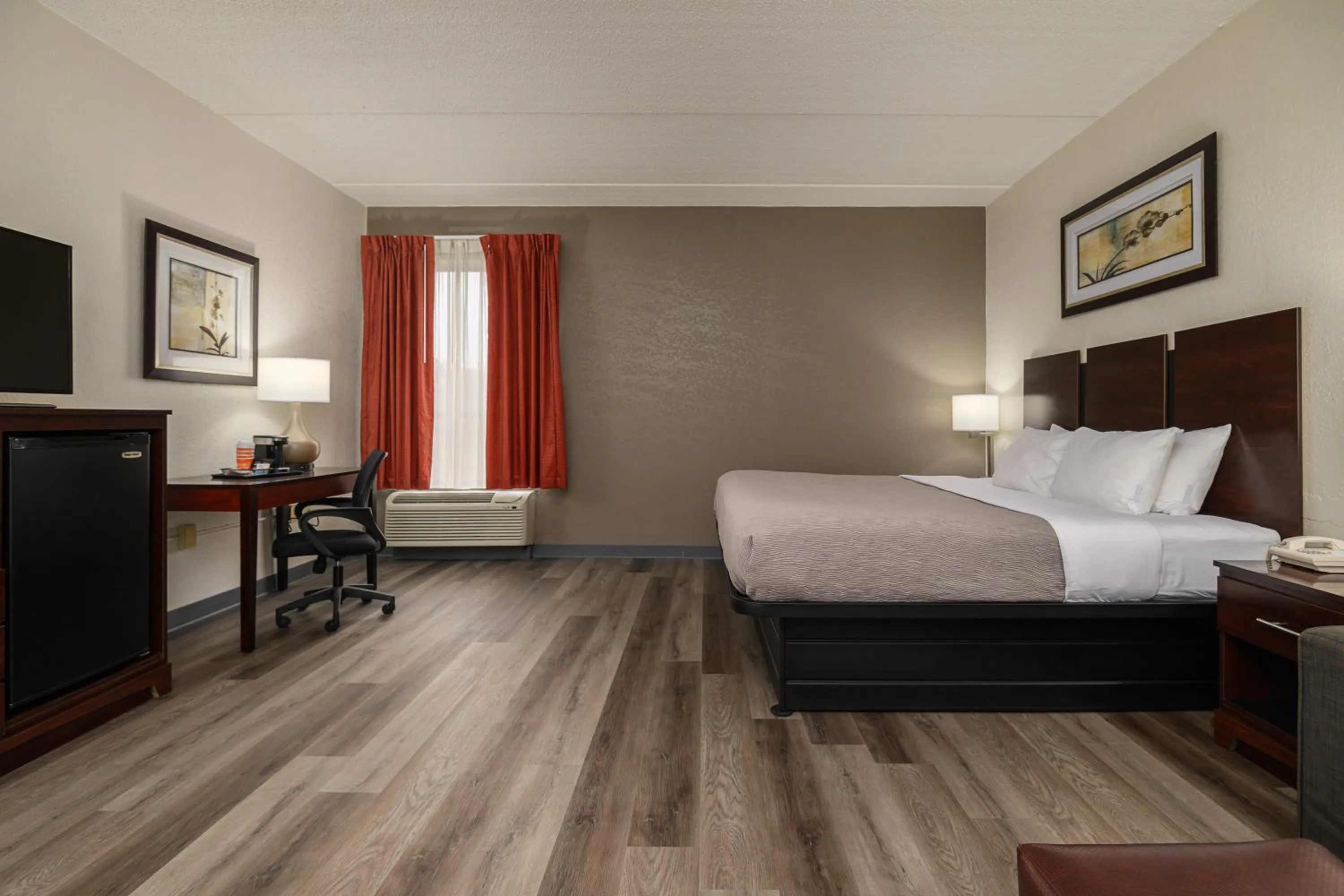 Bed in Quality Inn & Suites Lexington South