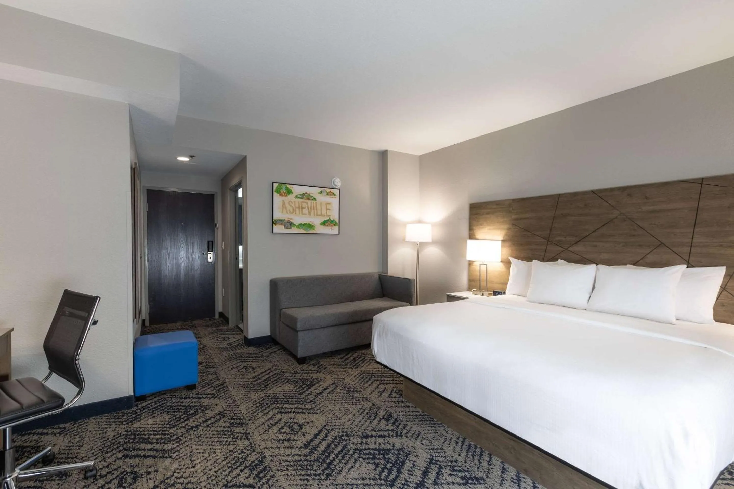 Bedroom, Bed in Rodeway Inn & Suites near Outlet Mall - Asheville