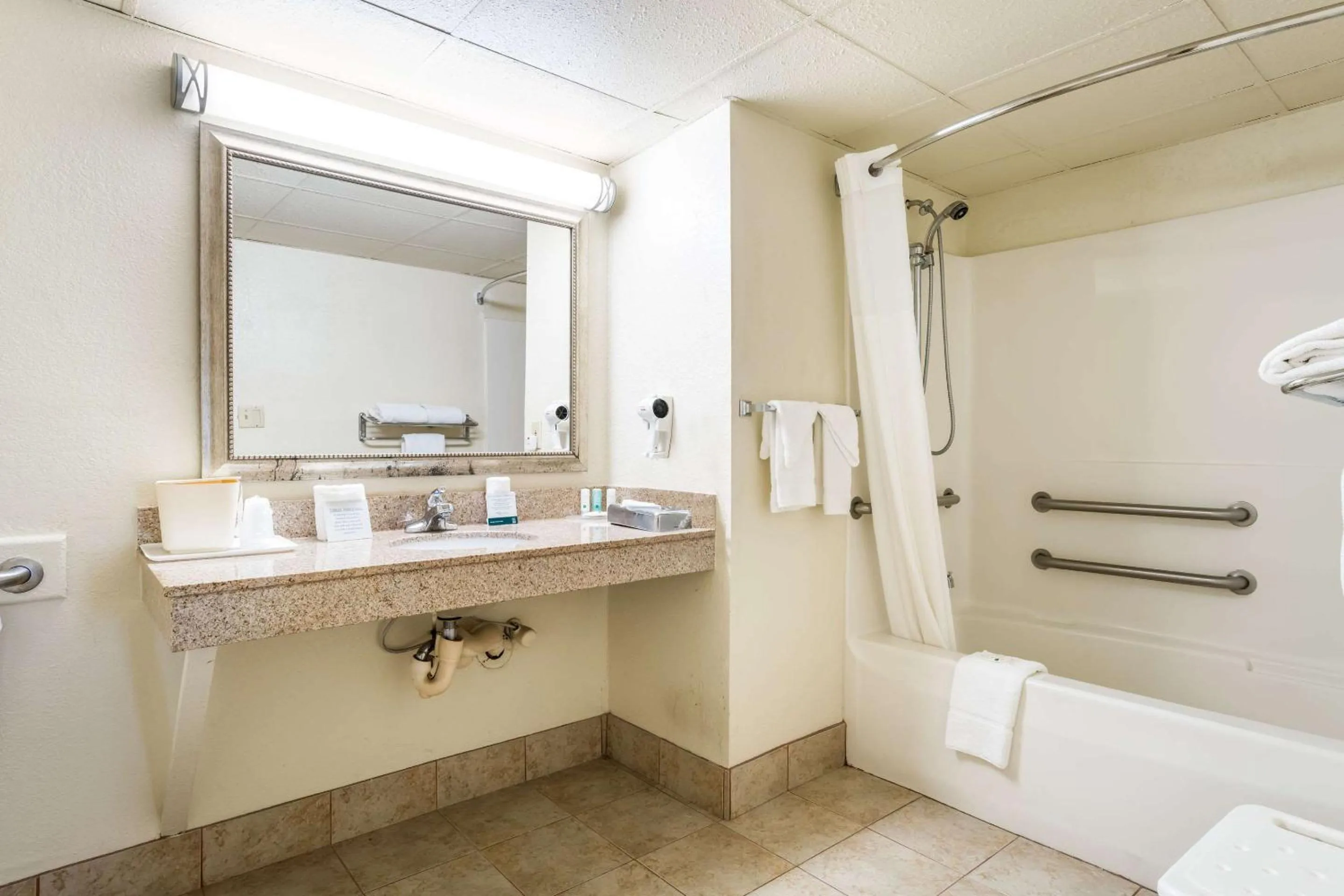 Bathroom in Quality Inn North