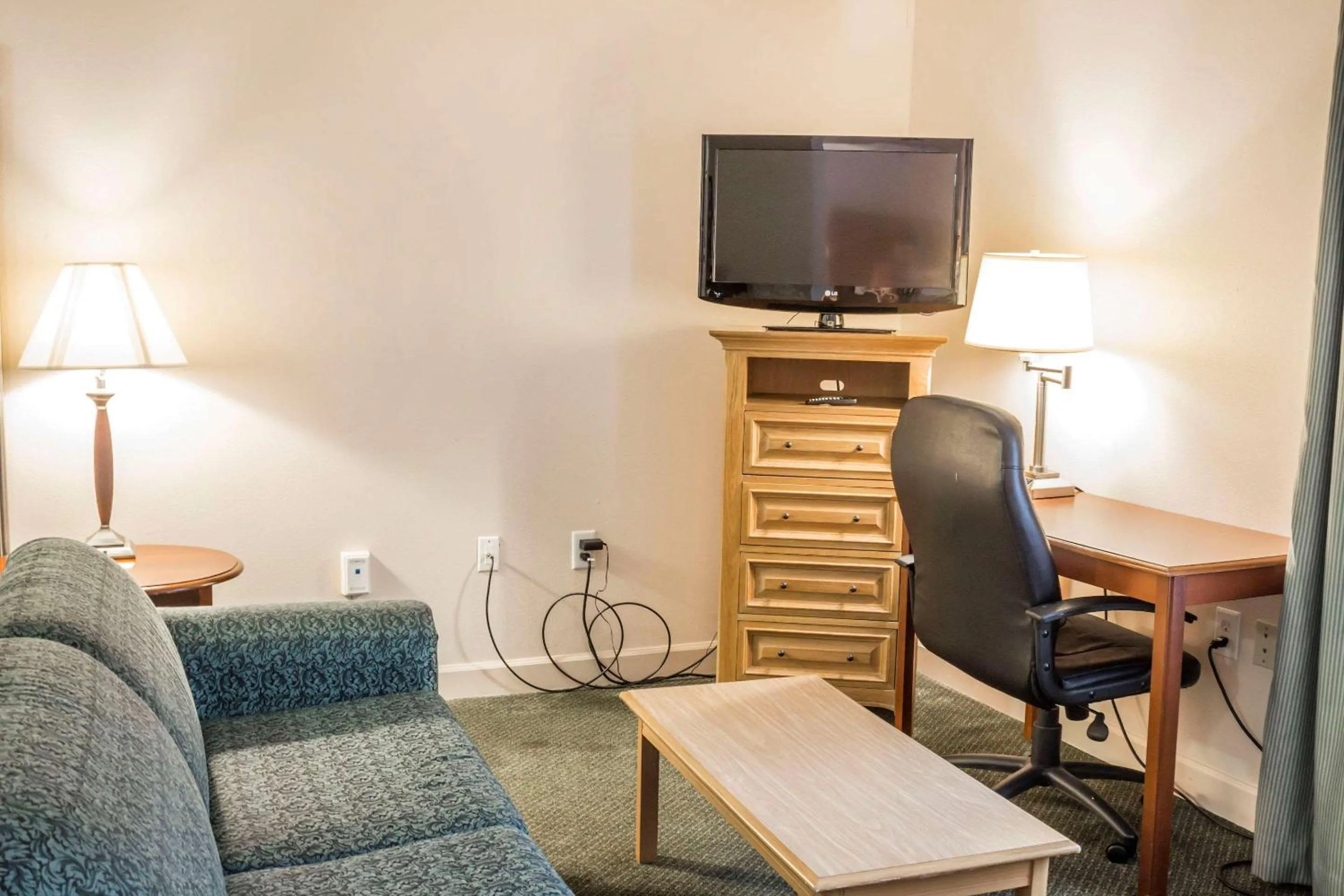 Bedroom in Econo Lodge Raleigh near Walnut Creek Amphitheatre