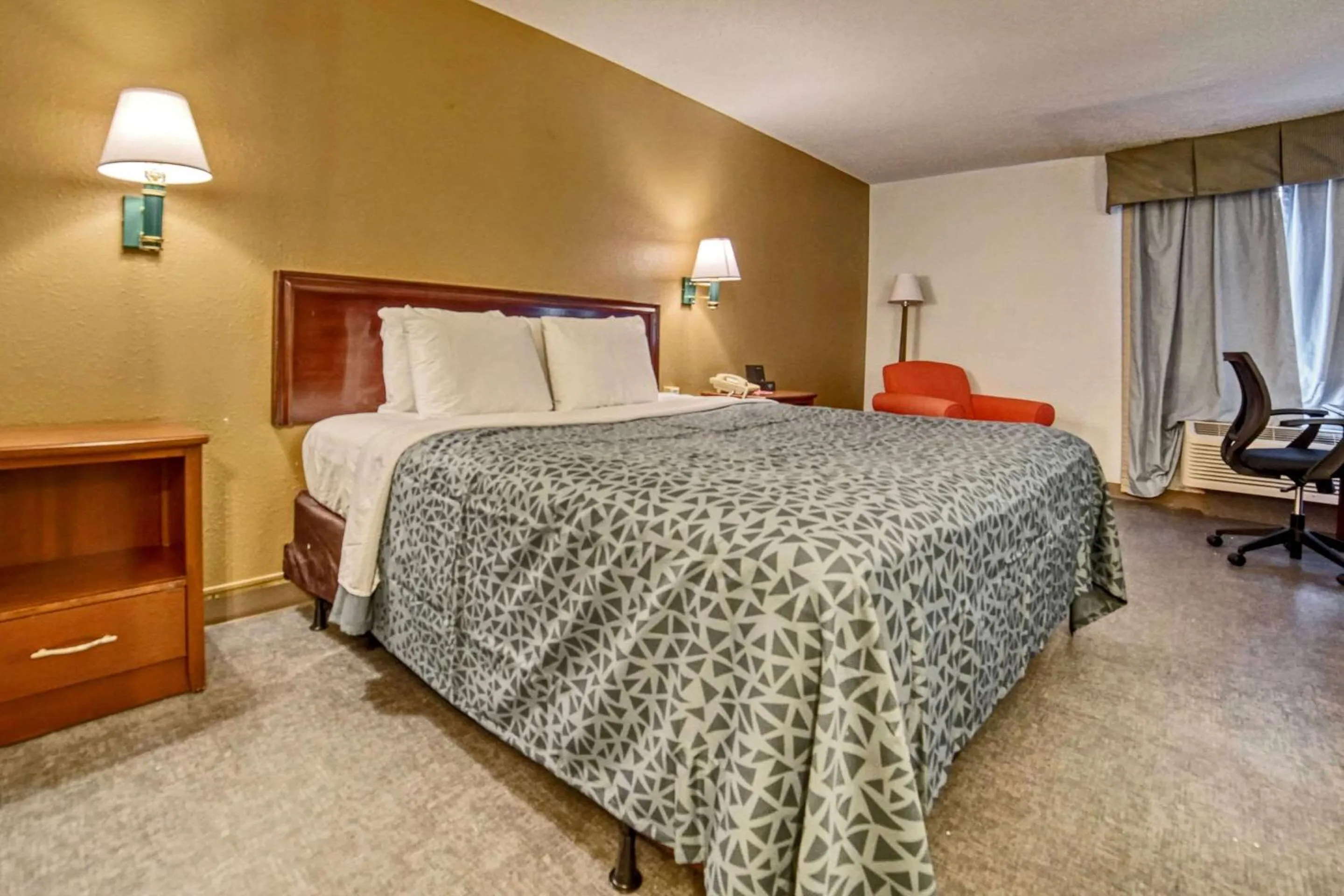 Bedroom, Bed in Econo Lodge Raleigh near Walnut Creek Amphitheatre