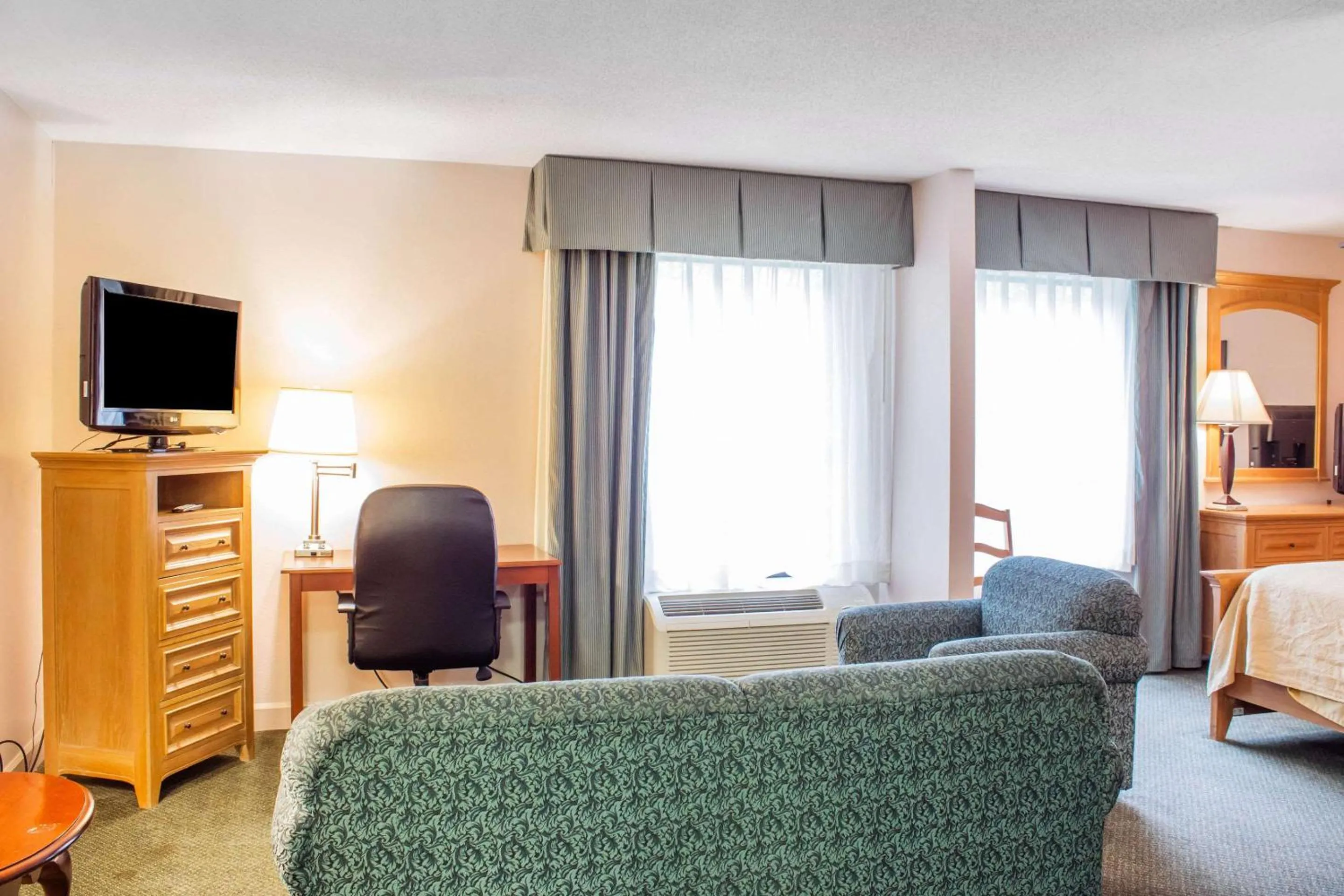 Bedroom, Bed in Econo Lodge Raleigh near Walnut Creek Amphitheatre