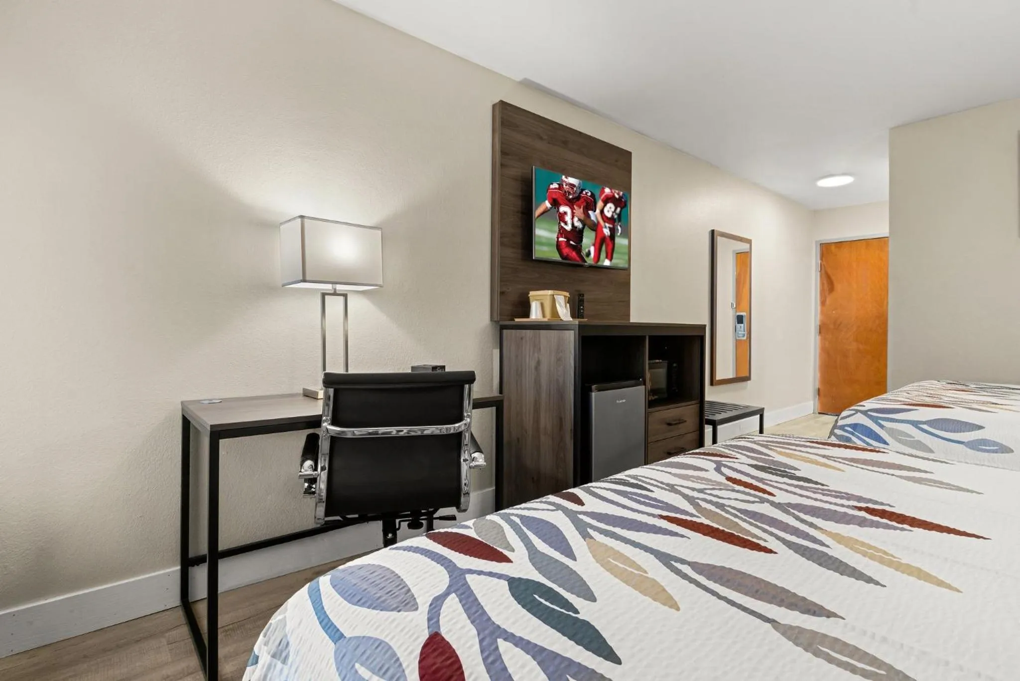 Photo of the whole room, Bed in Red Roof Inn Washington, NC