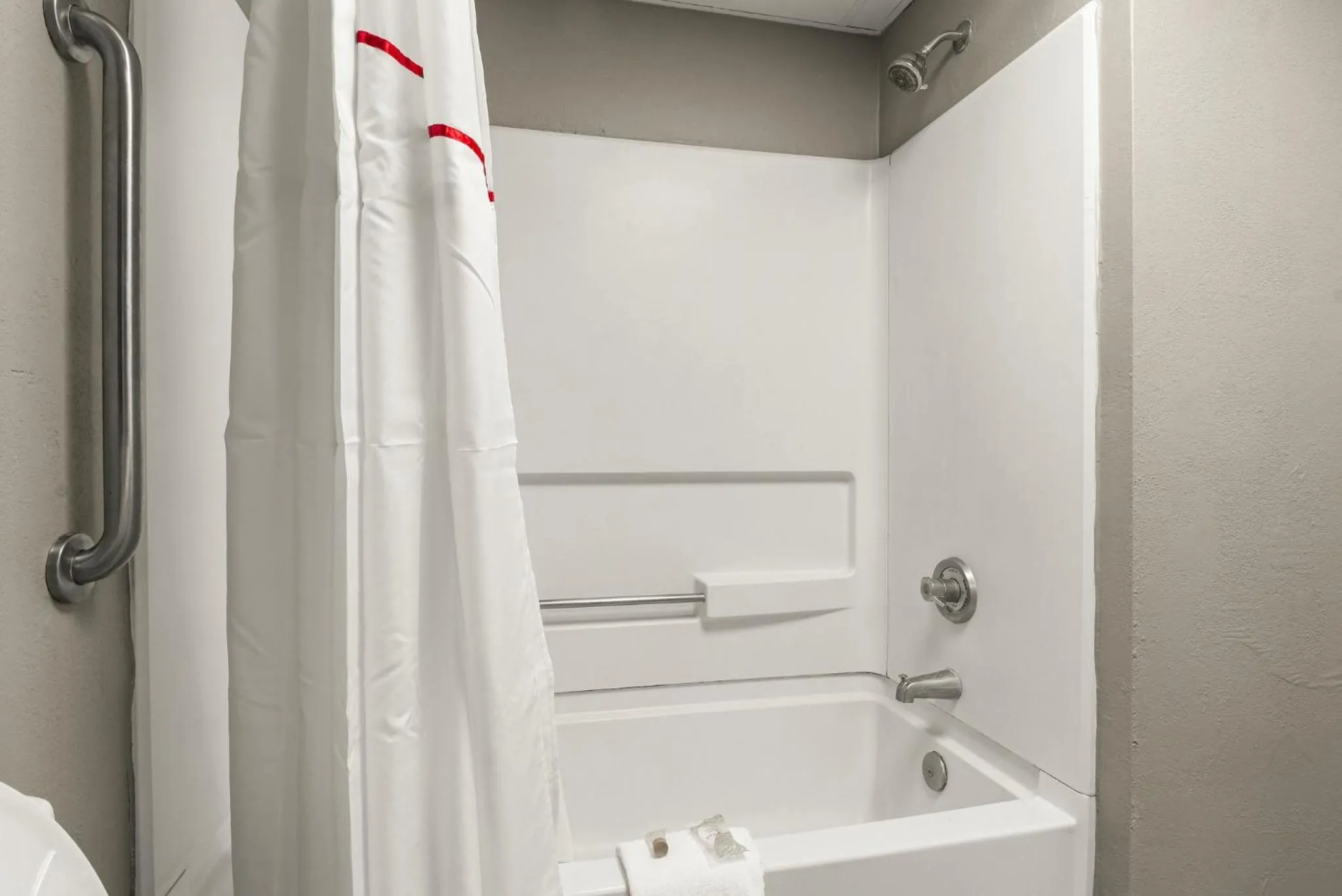 Bathroom in Red Roof Inn Washington, NC