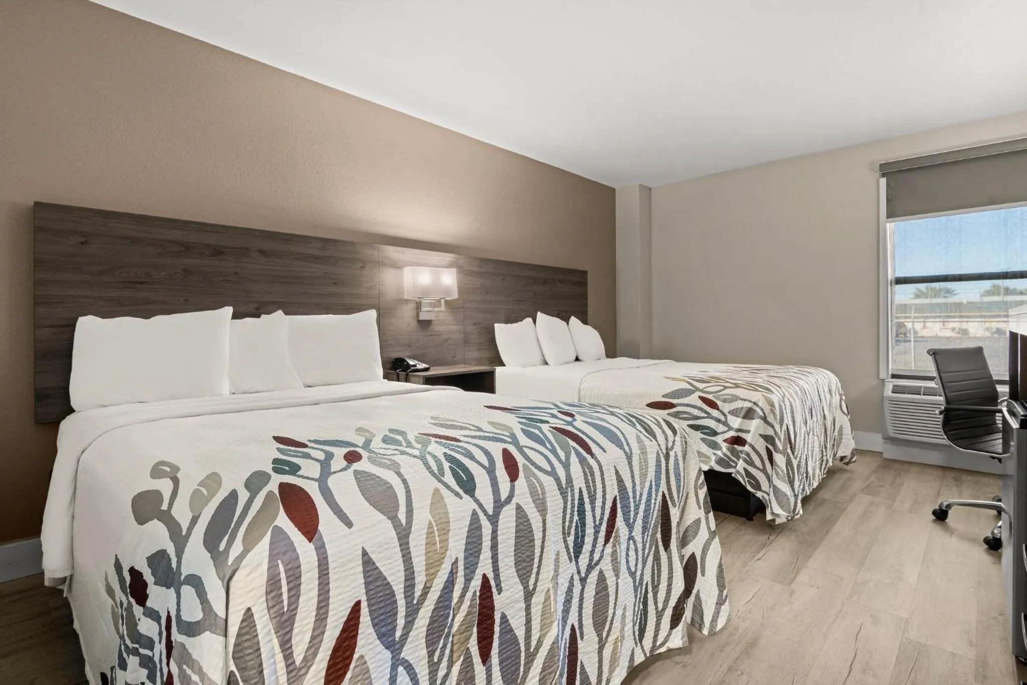 Photo of the whole room, Bed in Red Roof Inn Washington, NC