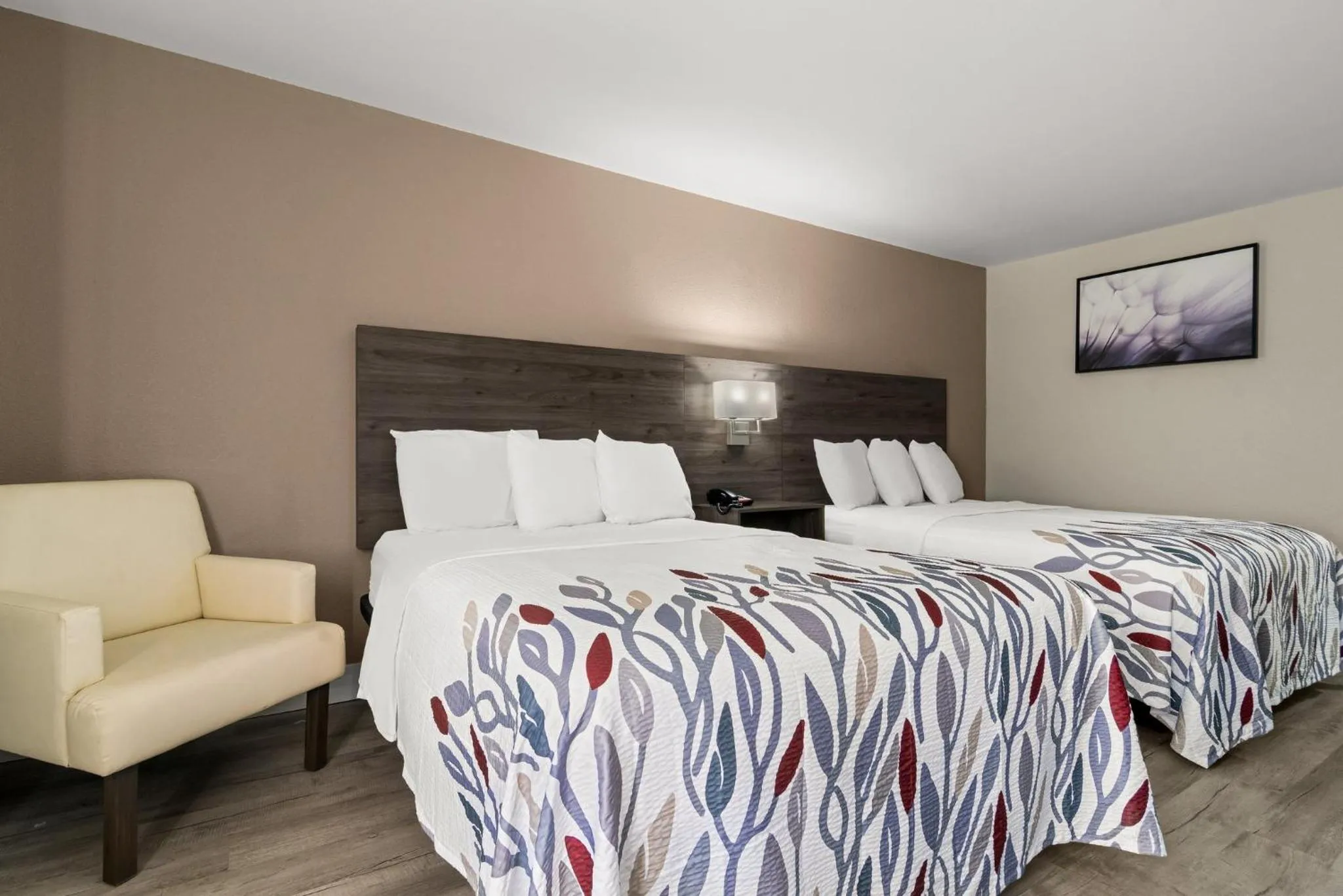 Photo of the whole room, Bed in Red Roof Inn Washington, NC