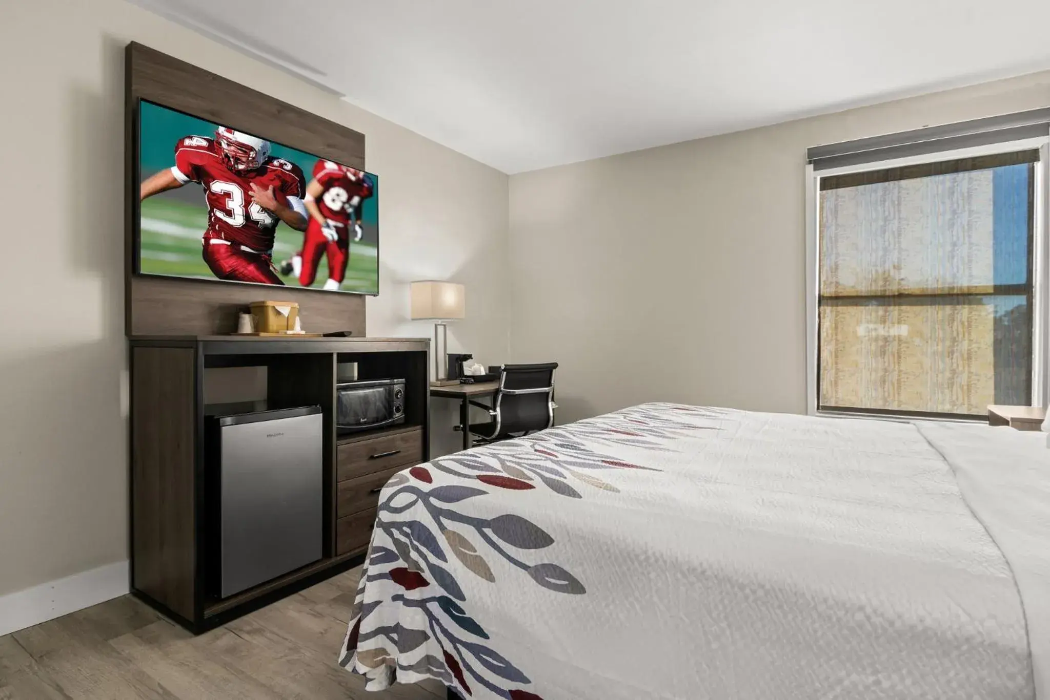 Superior King Room Non-Smoking in Red Roof Inn Washington, NC Superior King Room Non-Smoking in Red Roof Inn Washington, NC