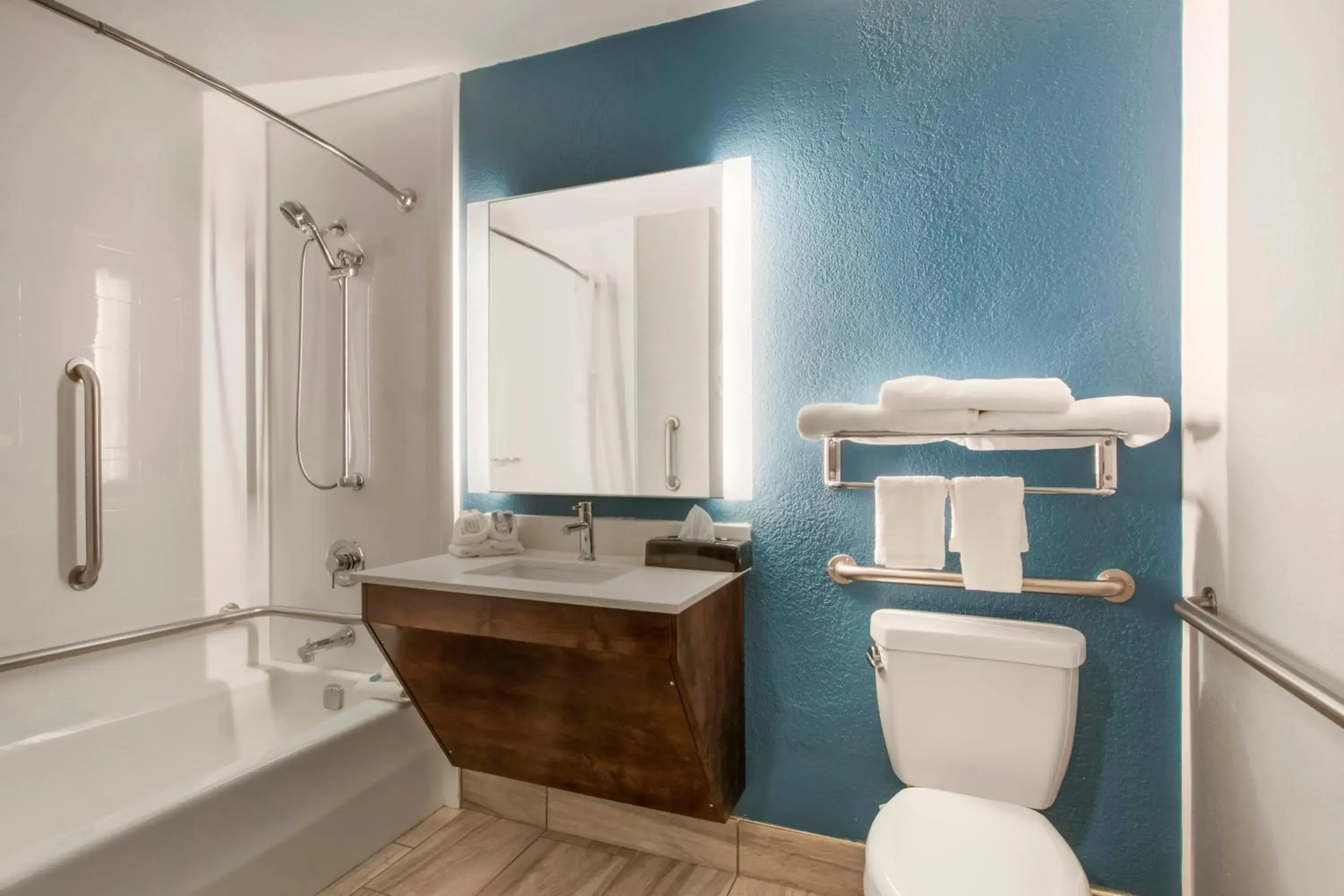 King Room - Accessible/Non-Smoking in Clarion Inn Asheville Airport King Room - Accessible/Non-Smoking in Clarion Inn Asheville Airport