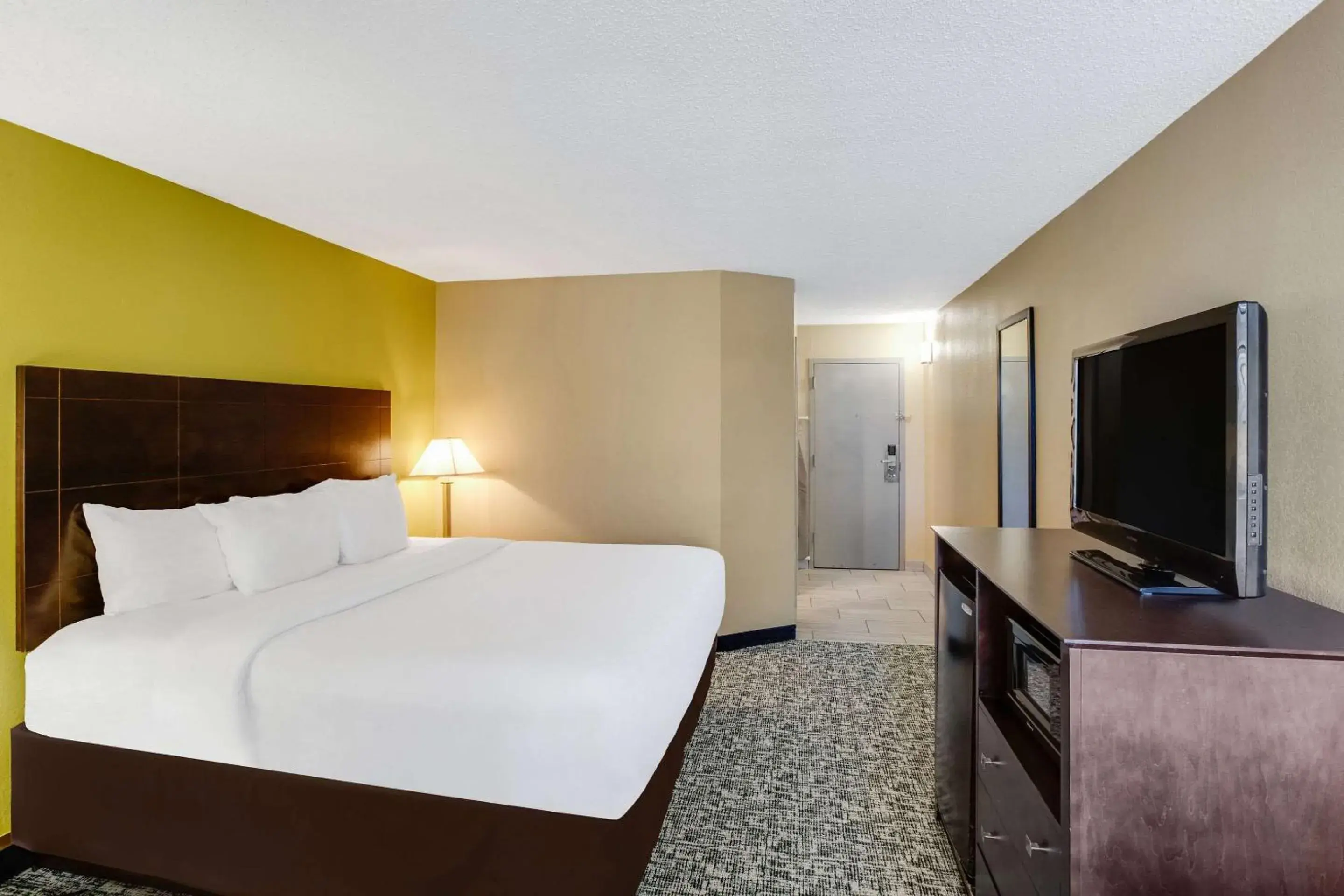 King Room - Non-Smoking in Clarion Inn Asheville Airport King Room - Non-Smoking in Clarion Inn Asheville Airport