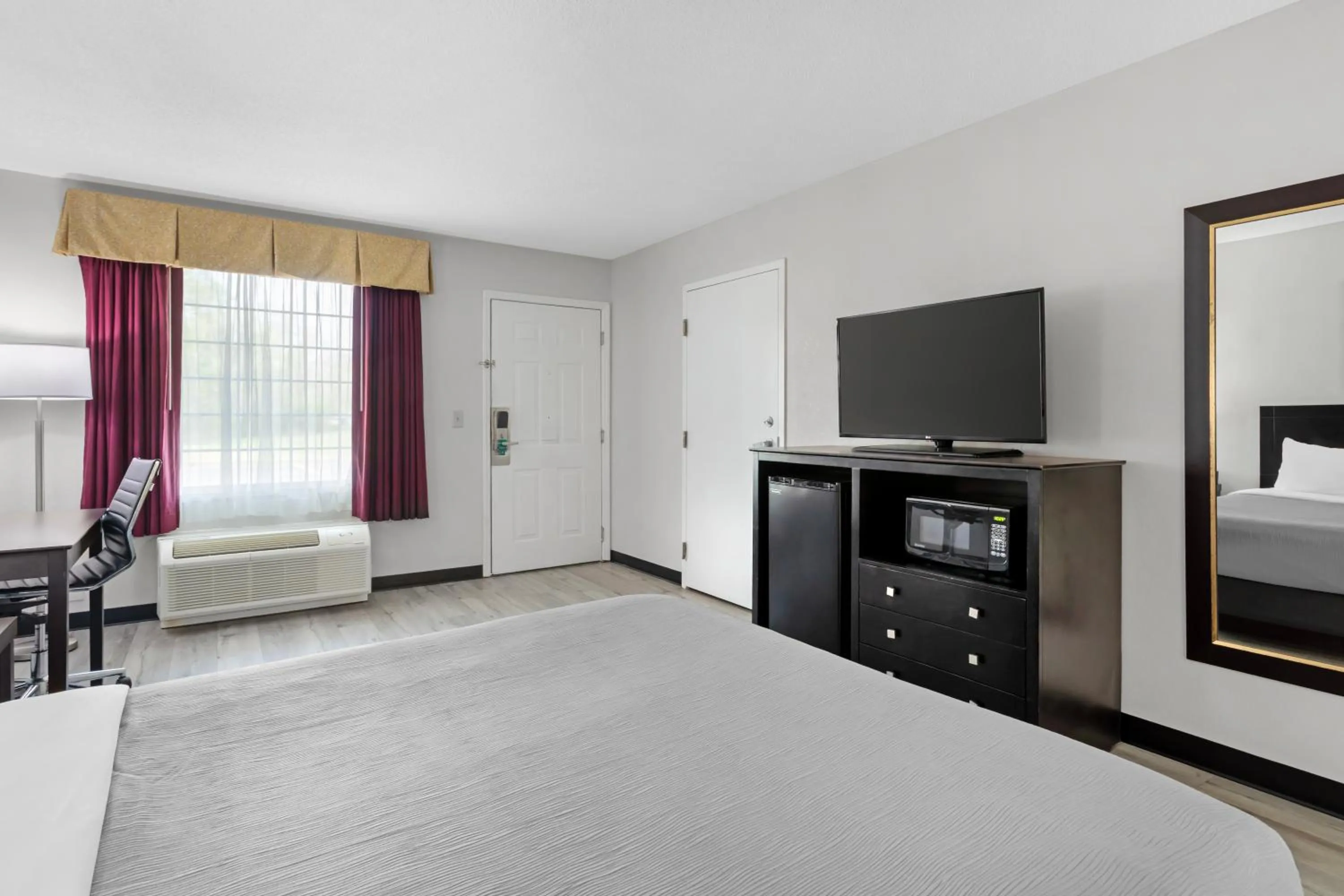 TV and multimedia, Bed in Quality Inn Andrews