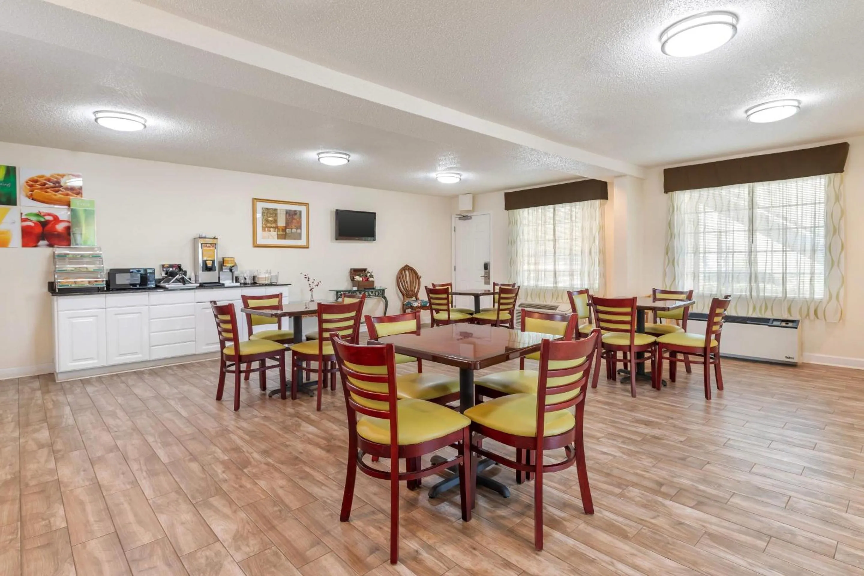 Breakfast in Quality Inn Andrews