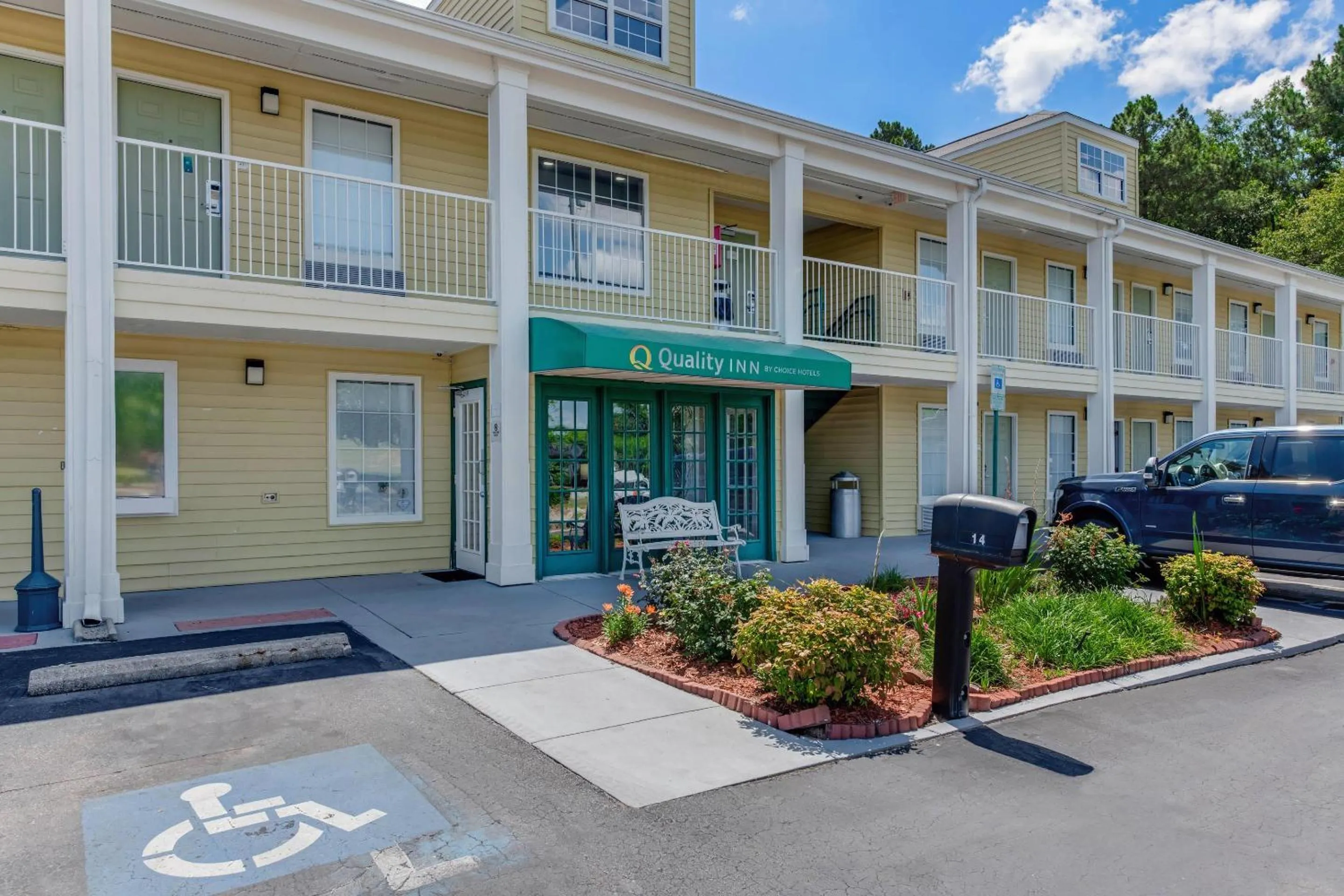 Property building in Quality Inn Laurinburg