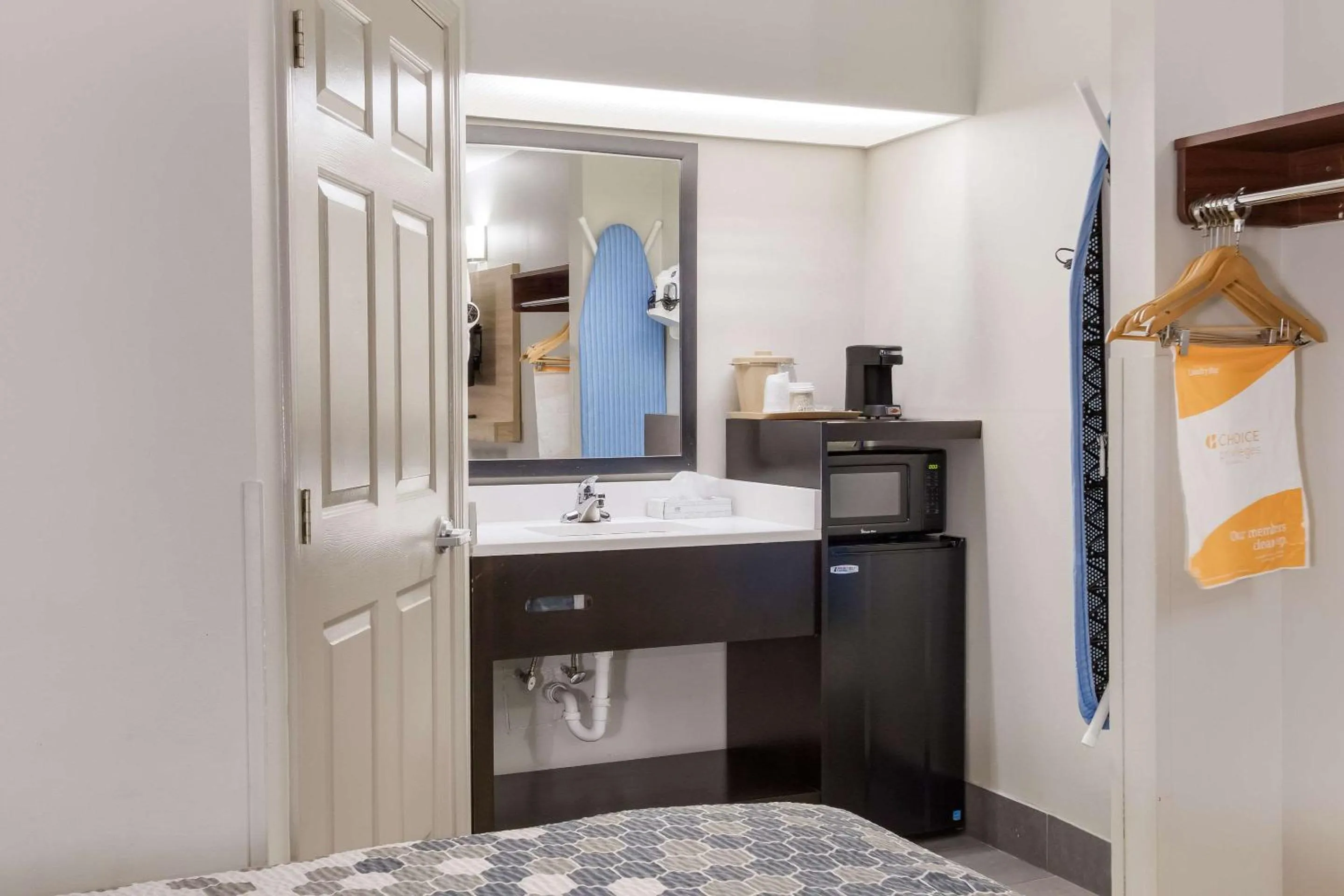 Bedroom, Bed in Econo Lodge Greenville near University