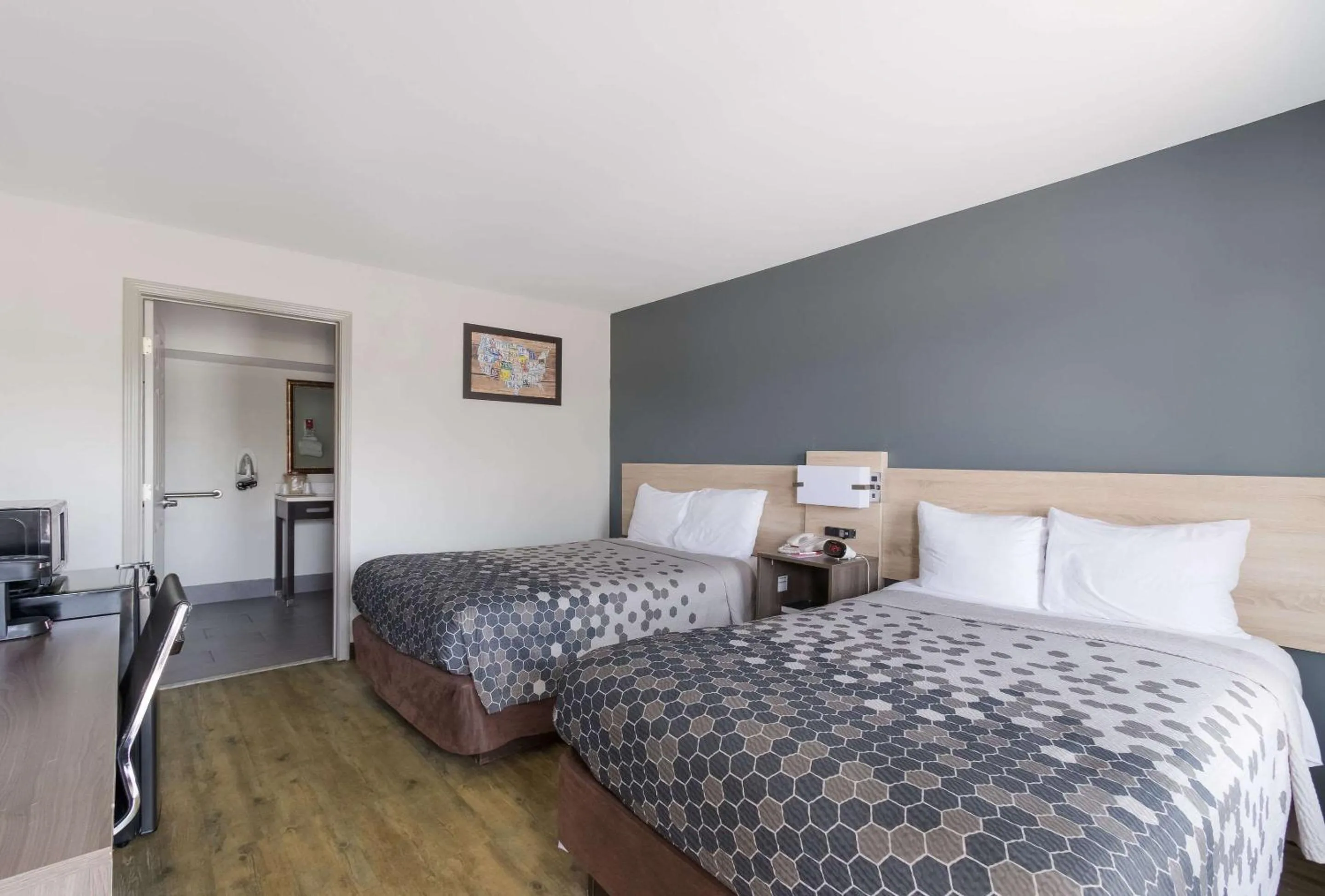 Bedroom, Bed in Econo Lodge Greenville near University