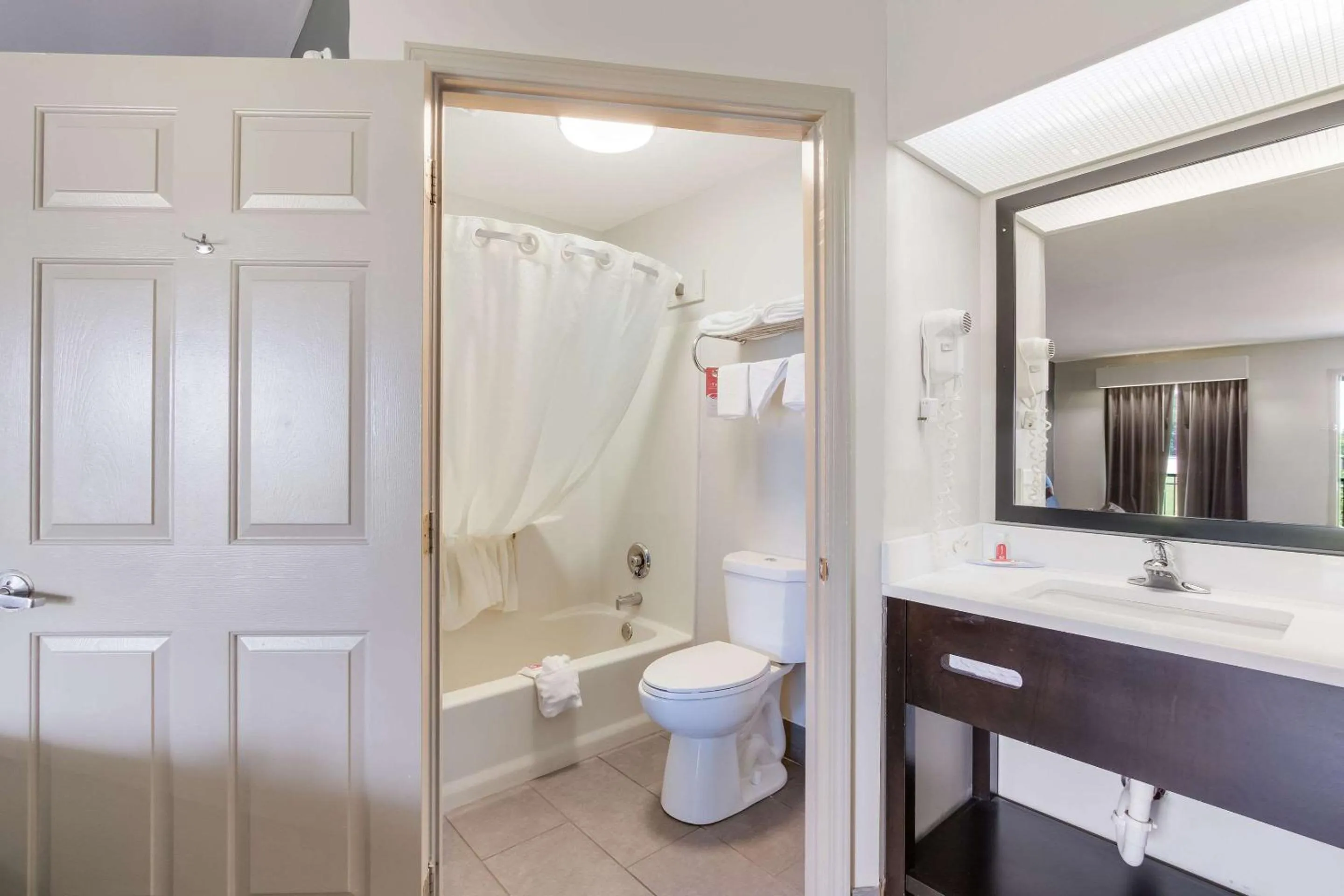 Bathroom in Econo Lodge Greenville near University