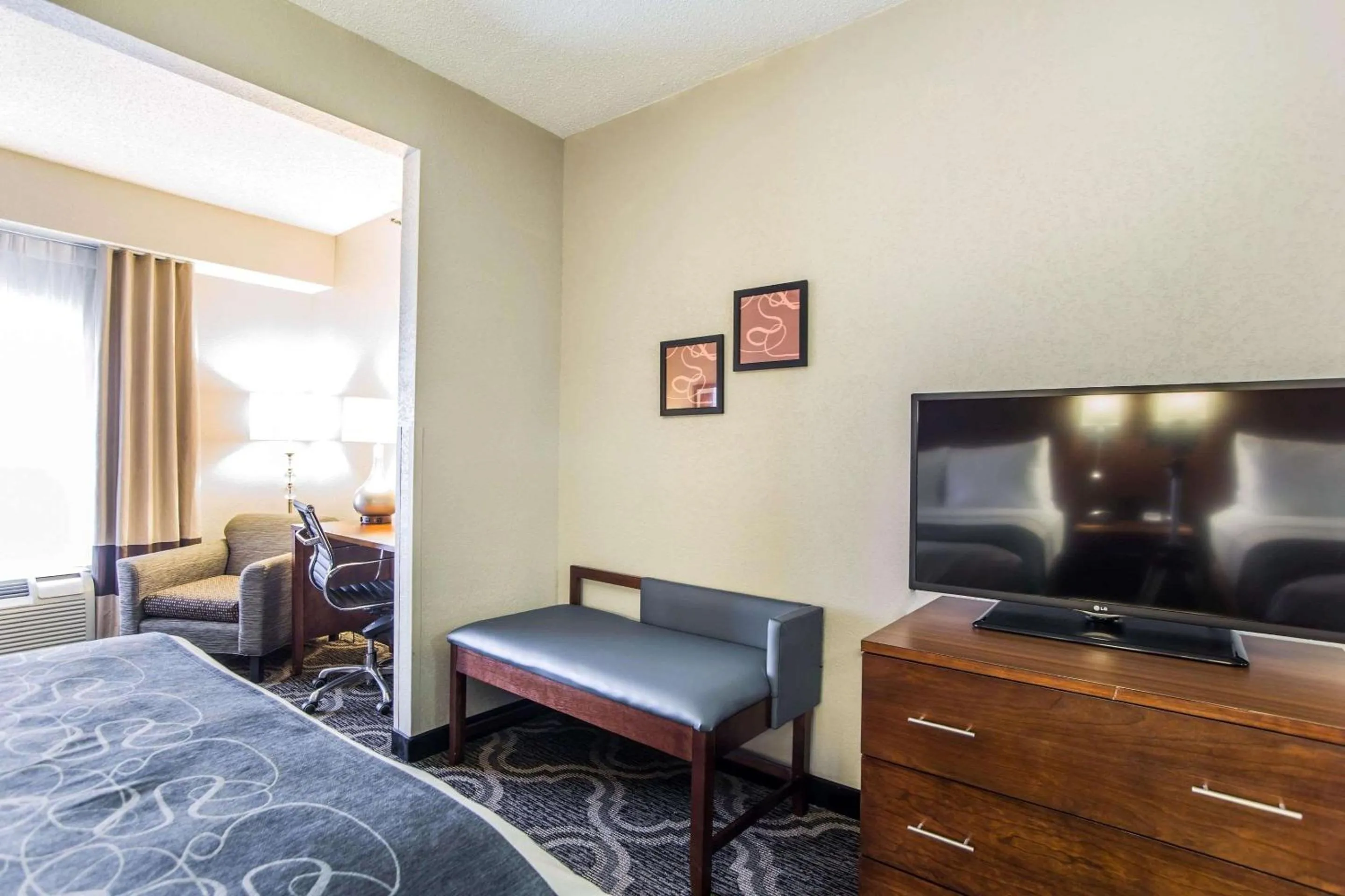 Bedroom, Bed in Comfort Suites Pineville - Ballantyne Area