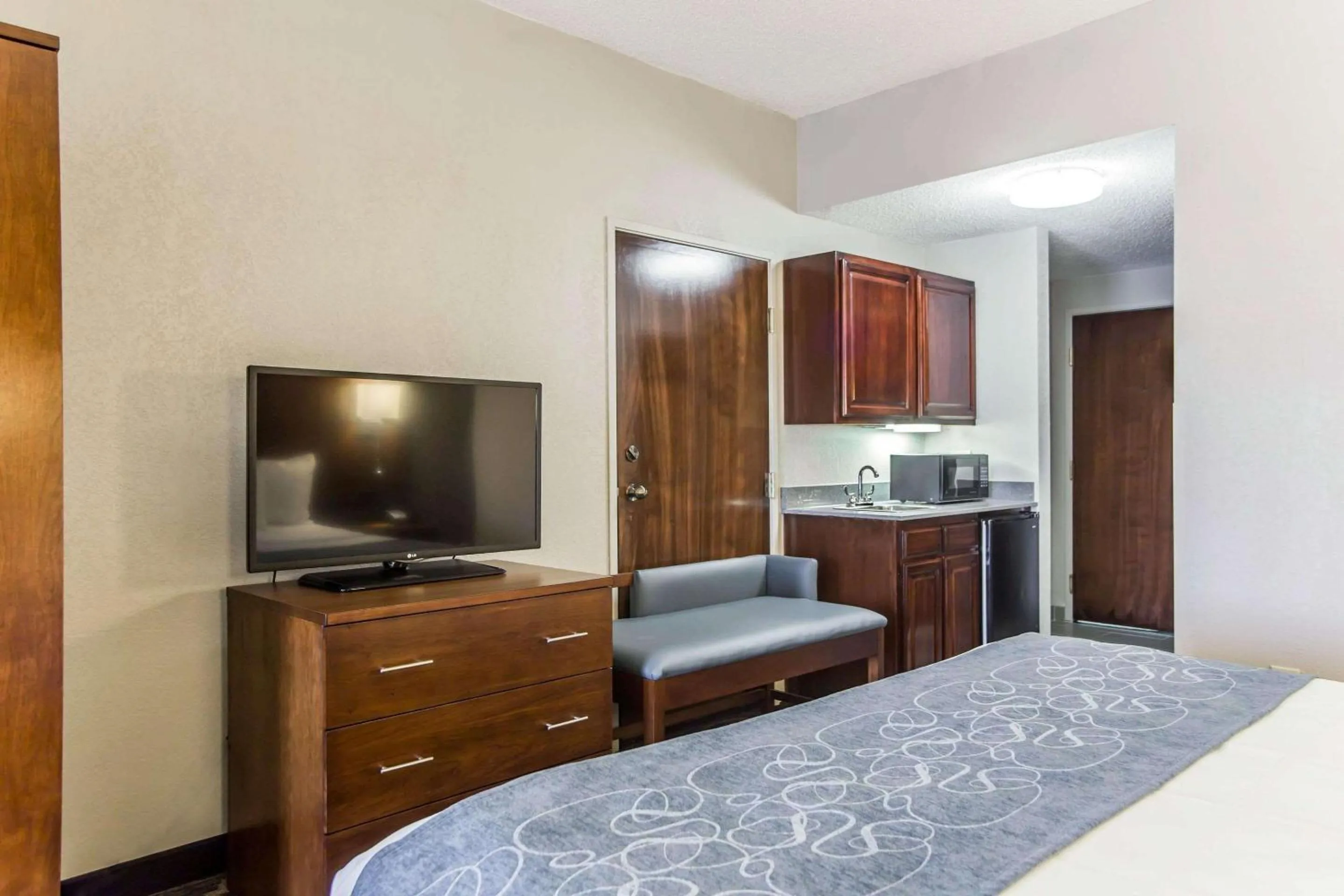 Bedroom, Bed in Comfort Suites Pineville - Ballantyne Area