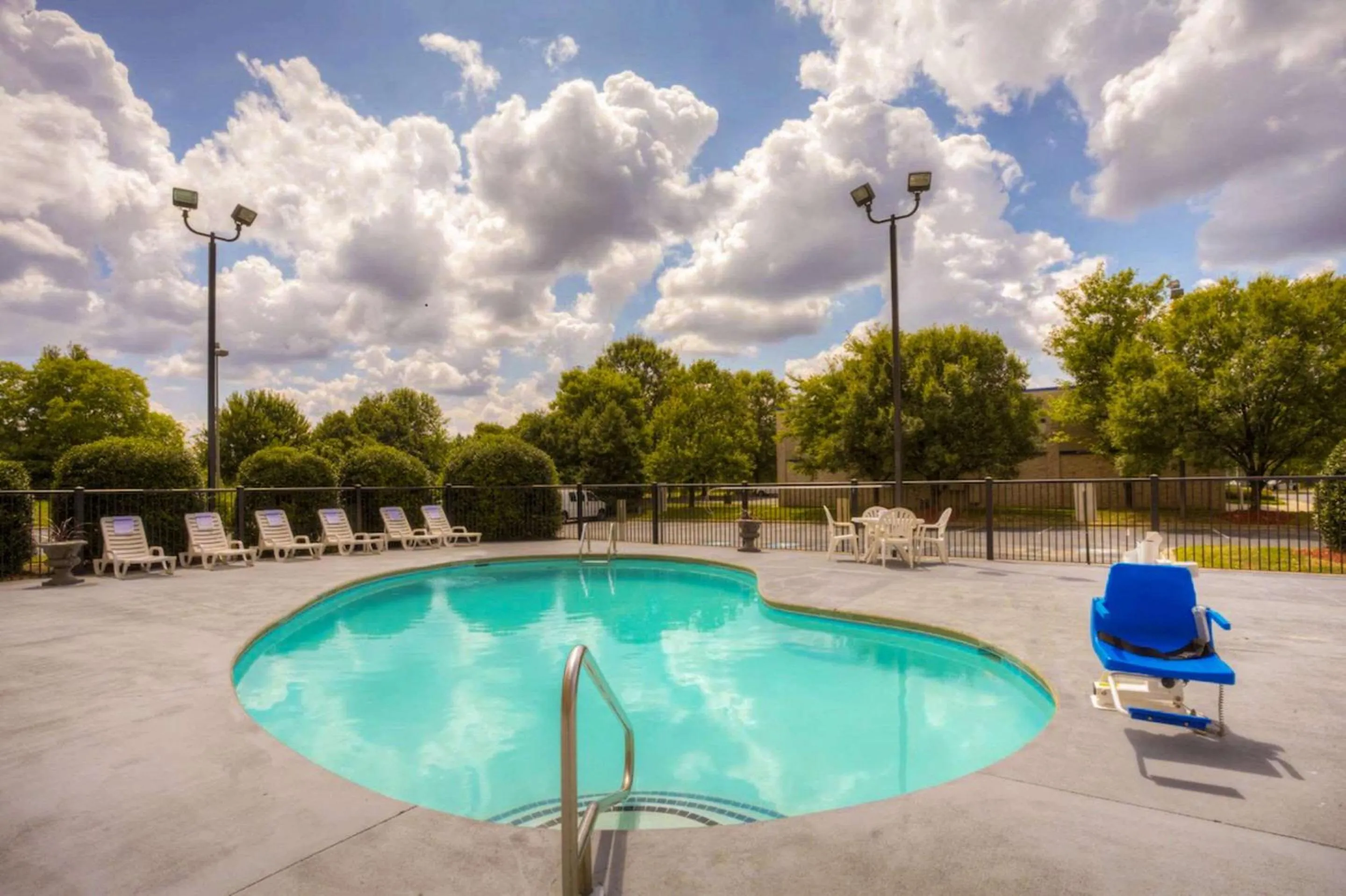 Swimming pool in Comfort Suites Pineville - Ballantyne Area