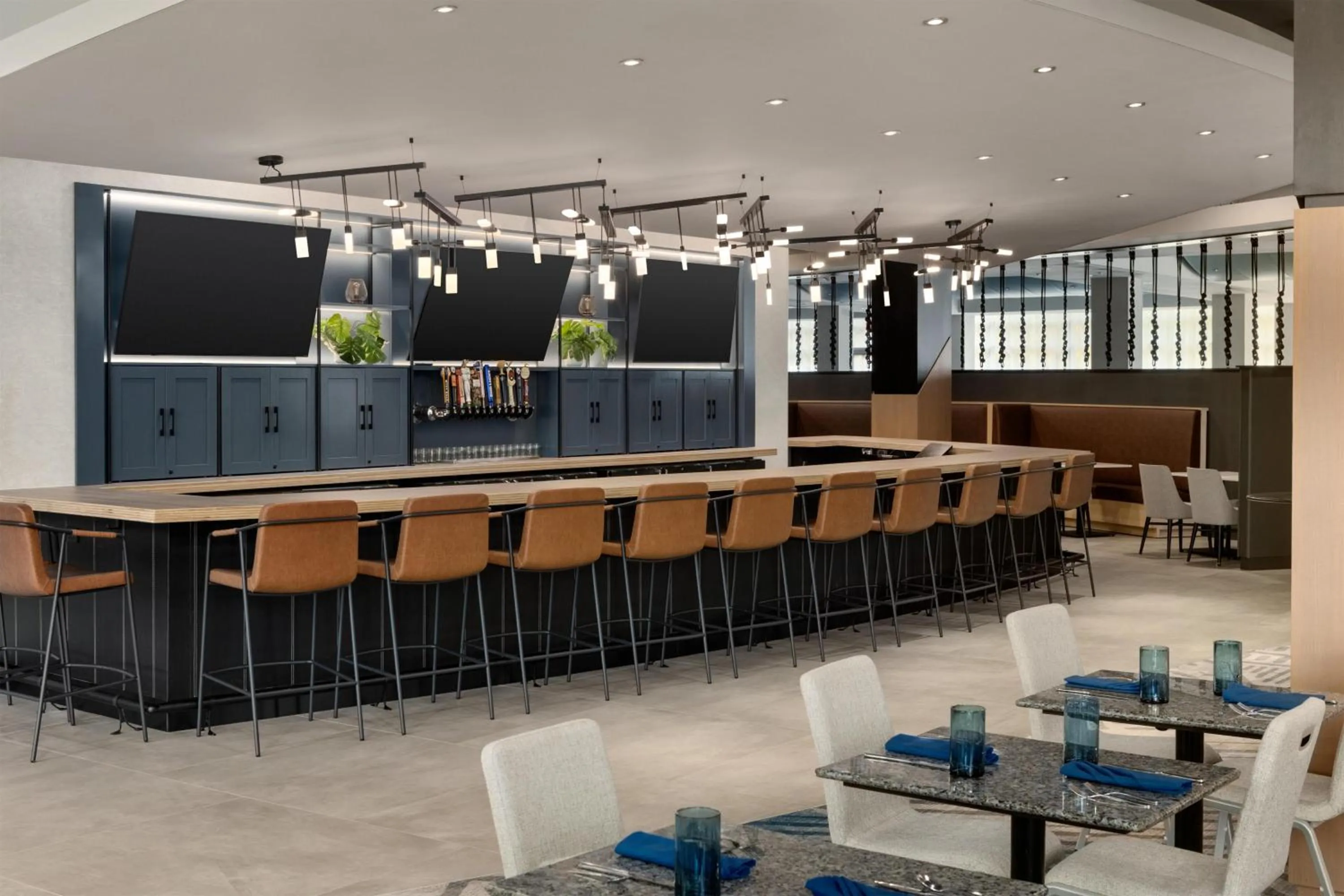 Lounge or bar in Hilton Baltimore BWI Airport