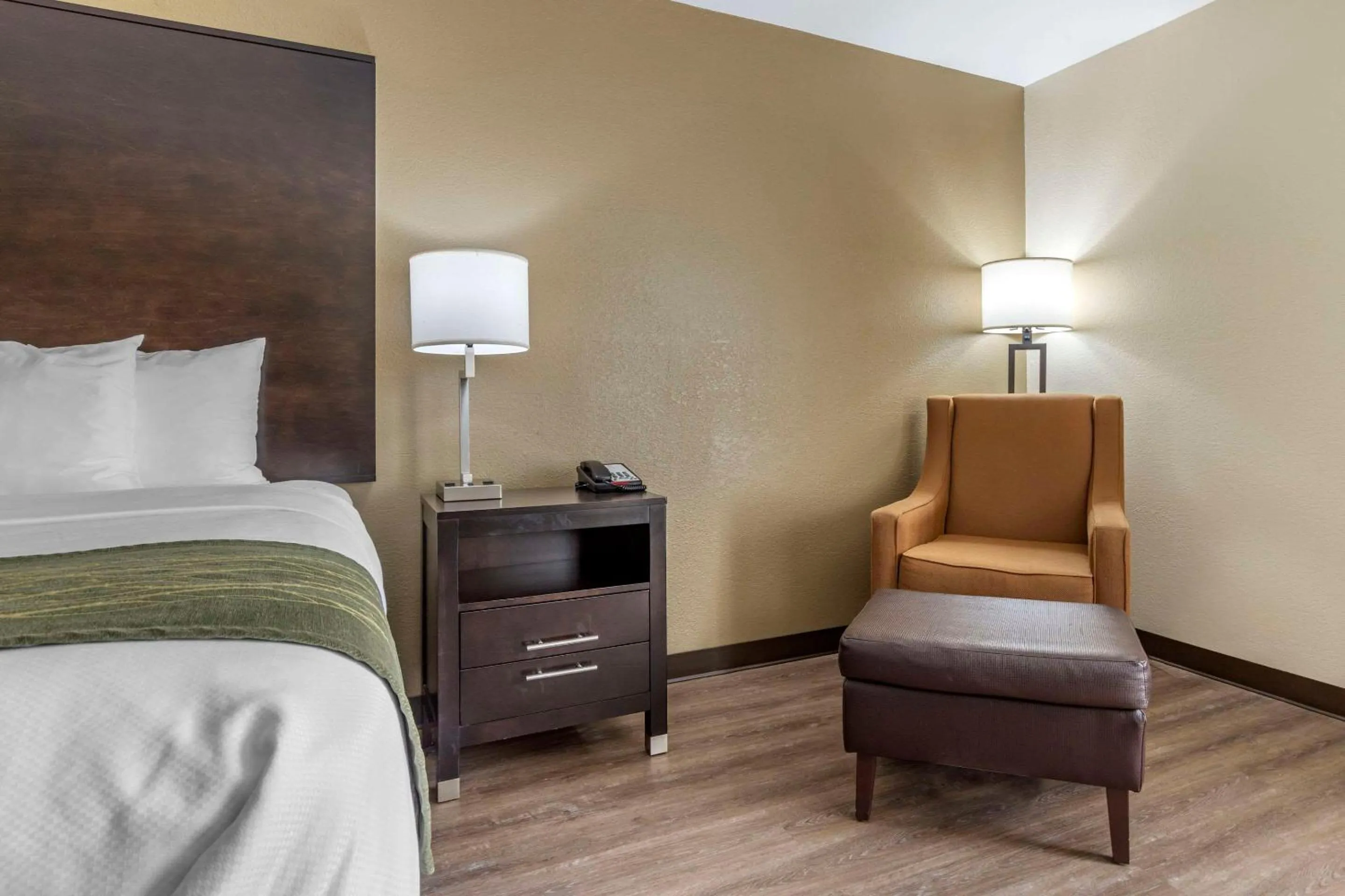 Bedroom, Bed in Comfort Inn near Downtown & Blue Ridge PKWY