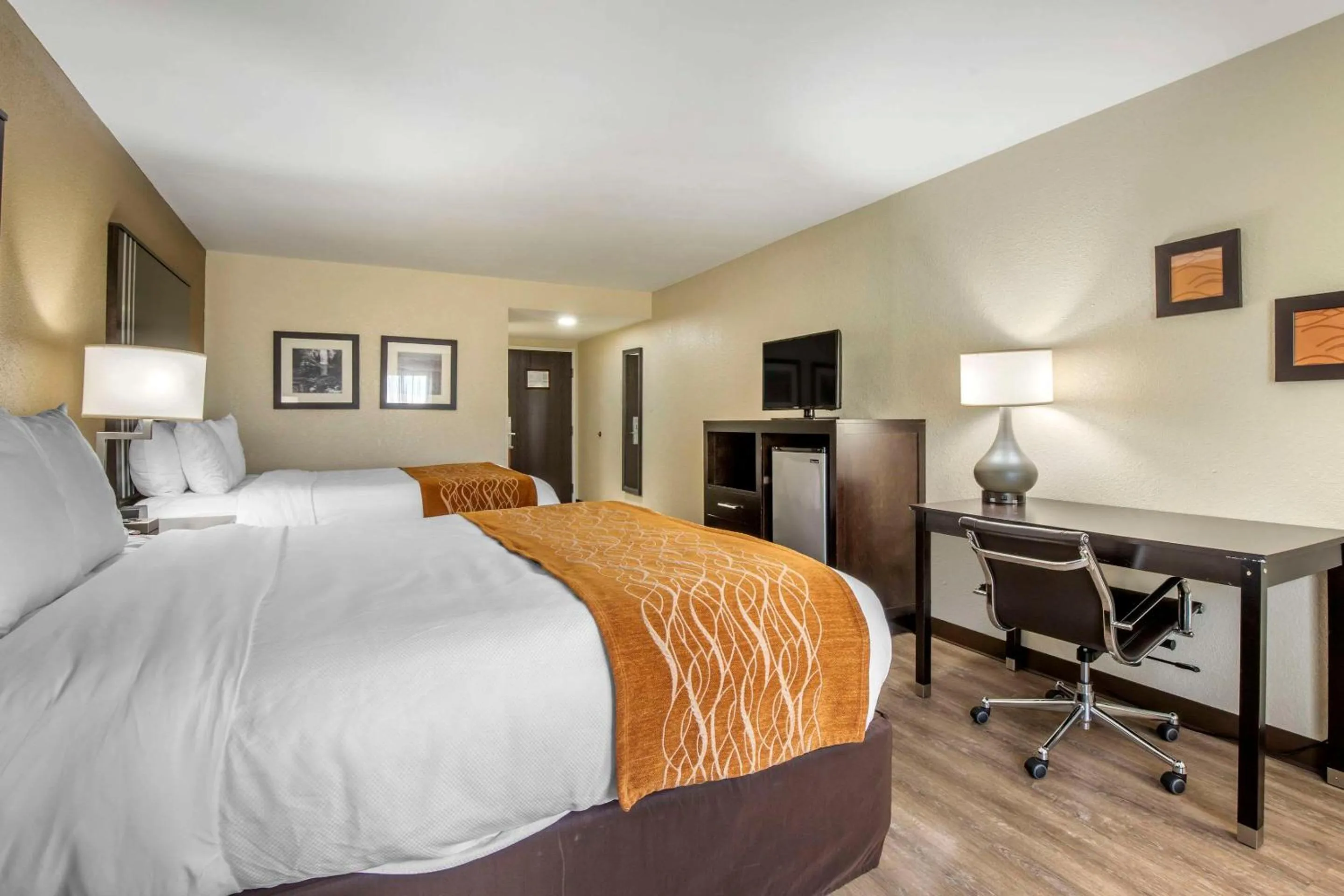 Bedroom, Bed in Comfort Inn near Downtown & Blue Ridge PKWY