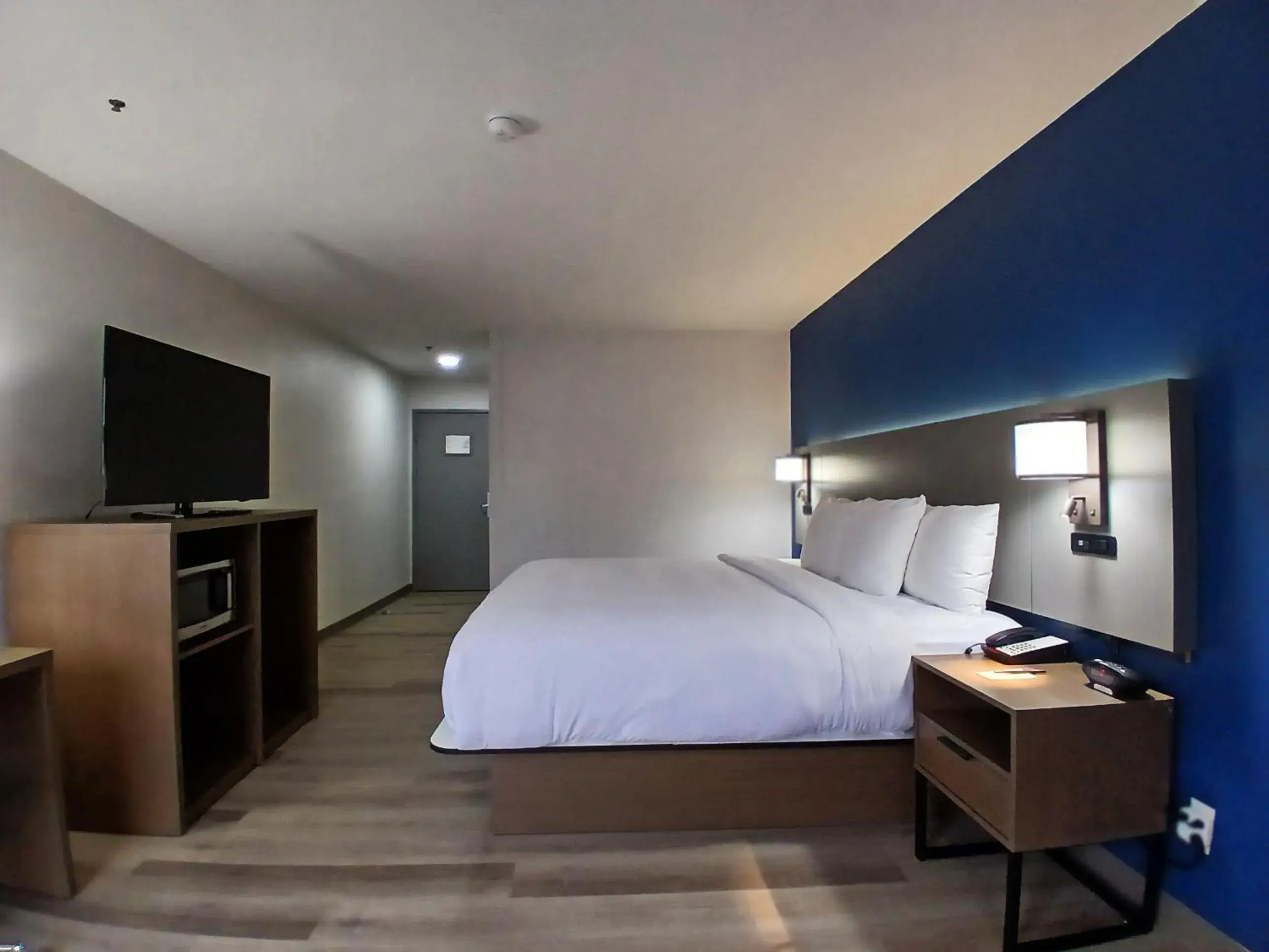 Superior King Room - Non-Smoking in Comfort Inn near Downtown & Blue Ridge PKWY Superior King Room - Non-Smoking in Comfort Inn near Downtown & Blue Ridge PKWY