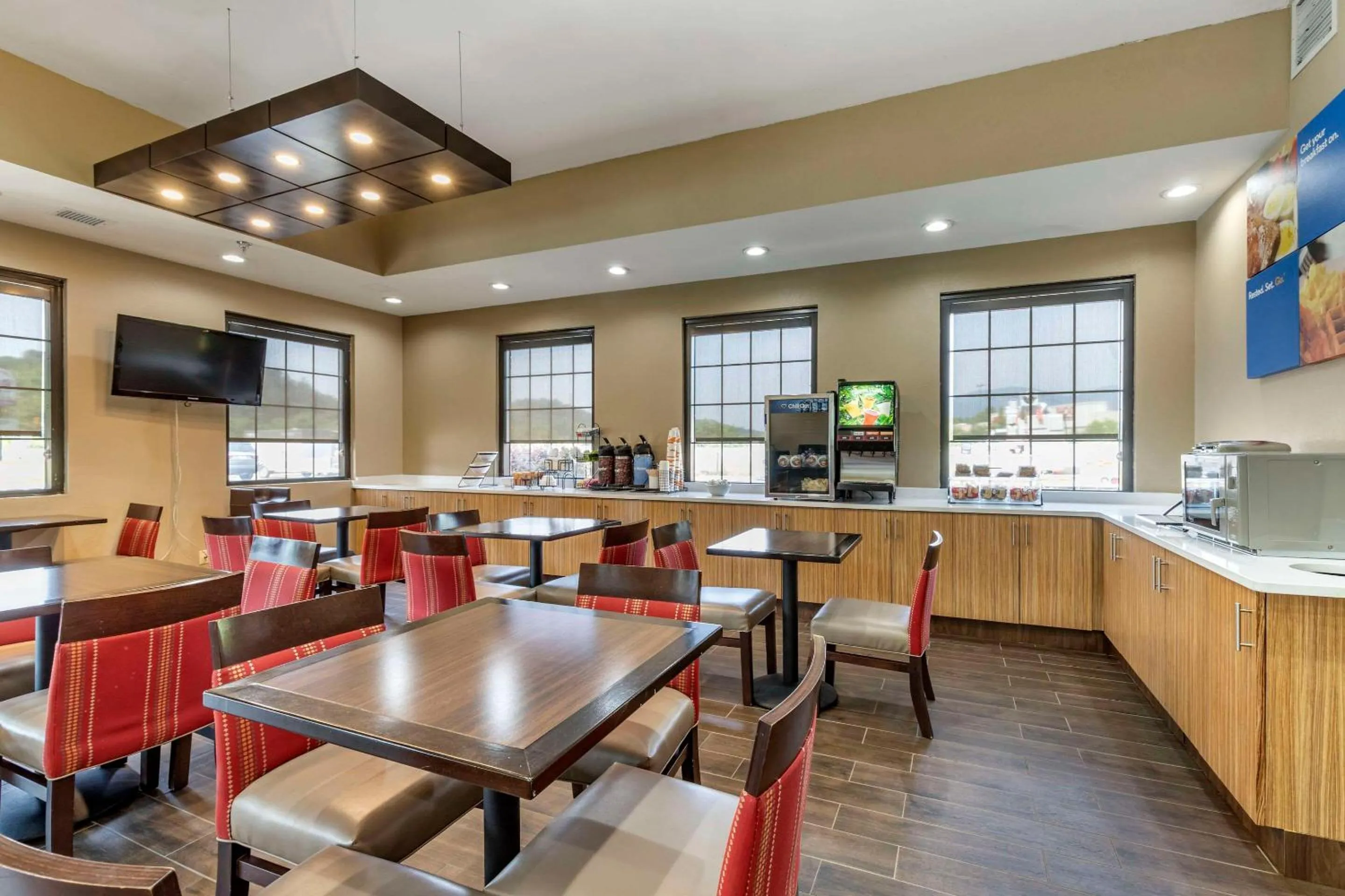 Breakfast in Comfort Inn near Downtown & Blue Ridge PKWY