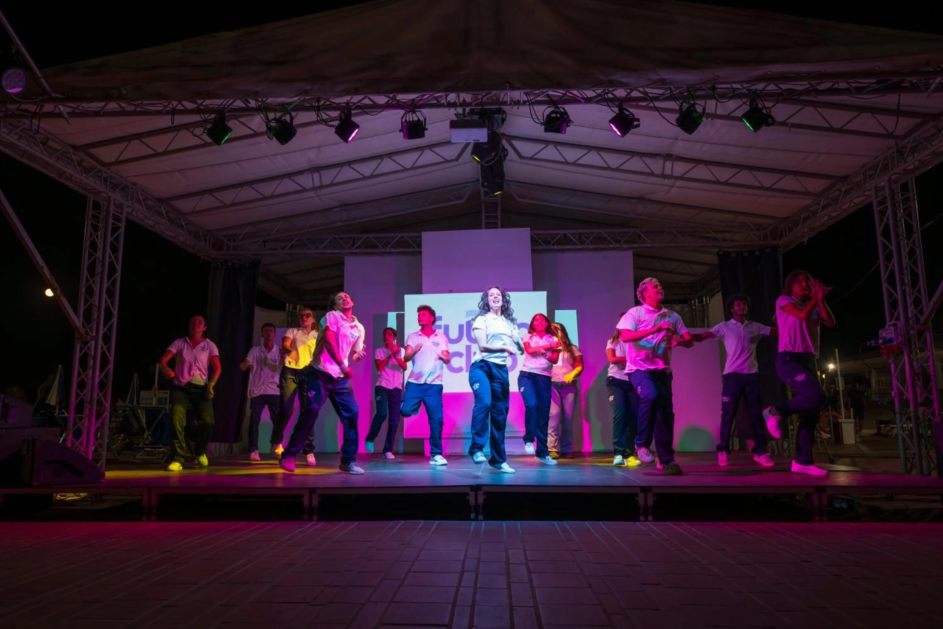 Evening entertainment in Hotel Baia di Conte Club & Resort