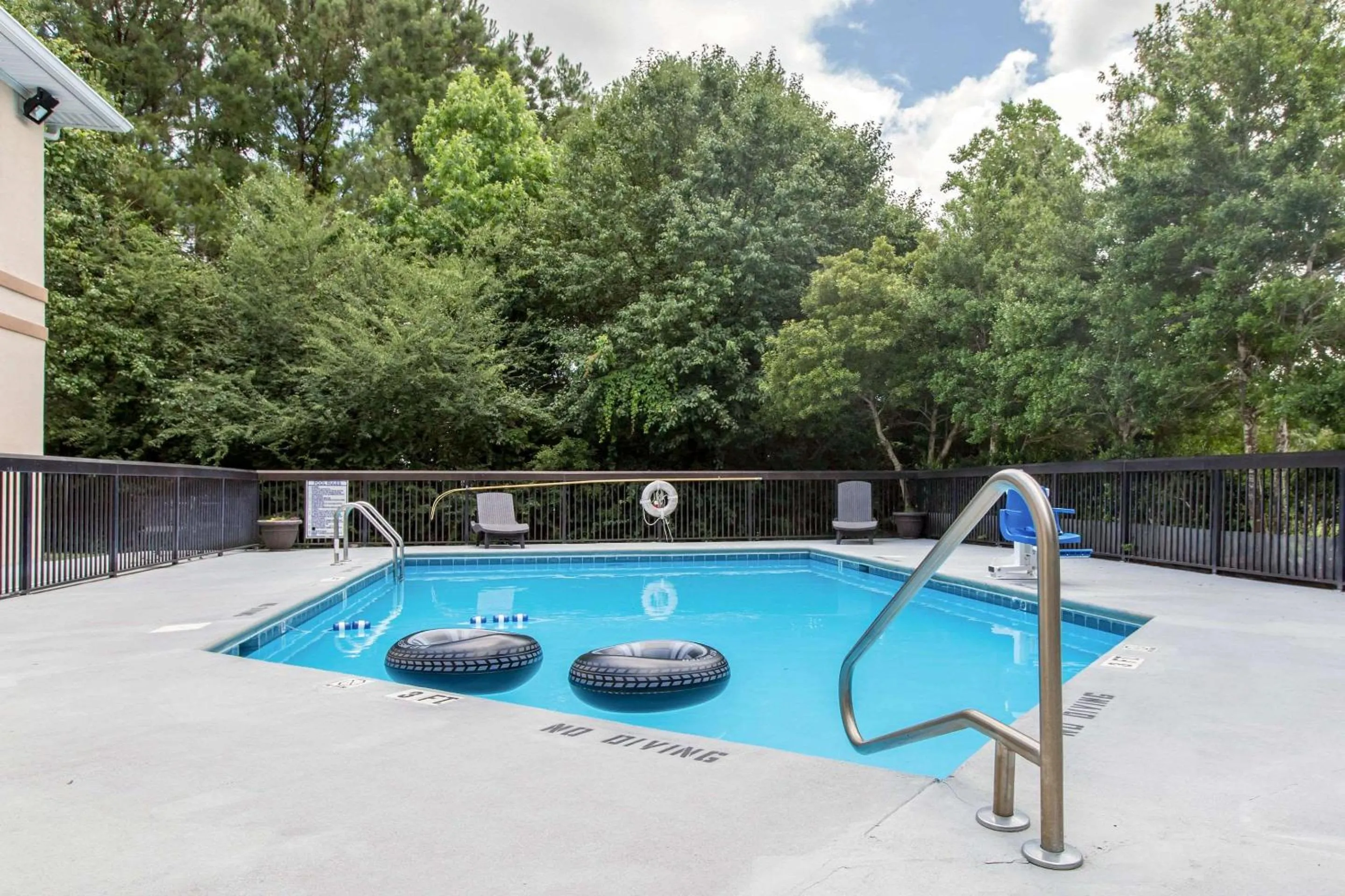 Swimming pool in Quality Inn near MCAS Cherry Point