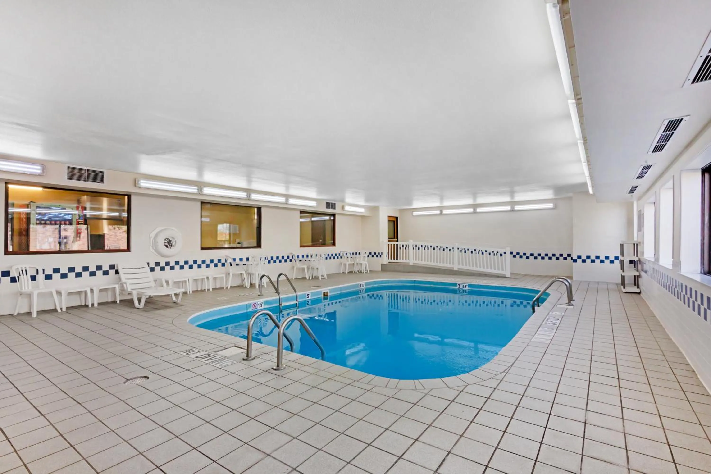 Swimming pool in Quality Inn Columbia Mall
