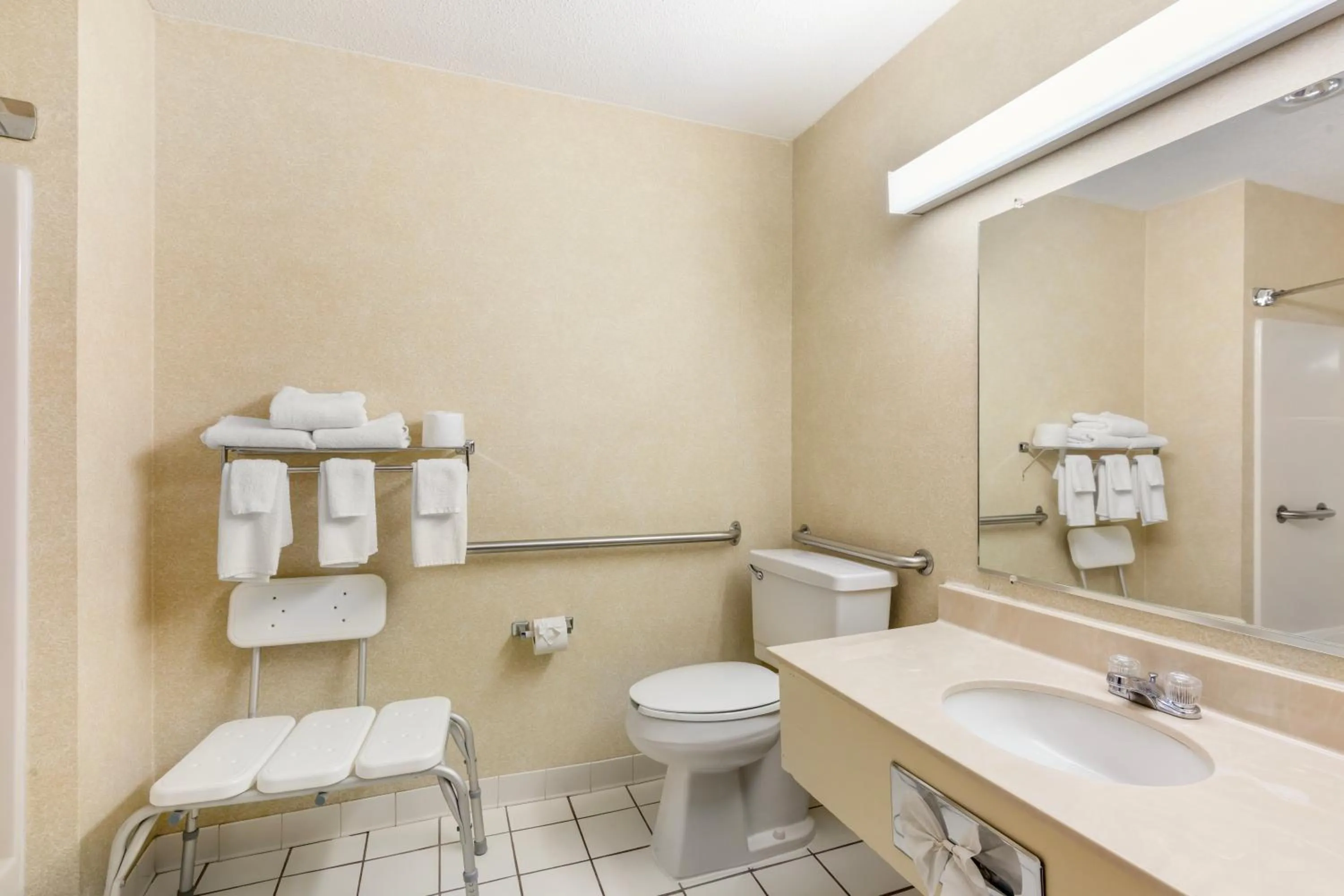 Bathroom in Quality Inn Columbia Mall