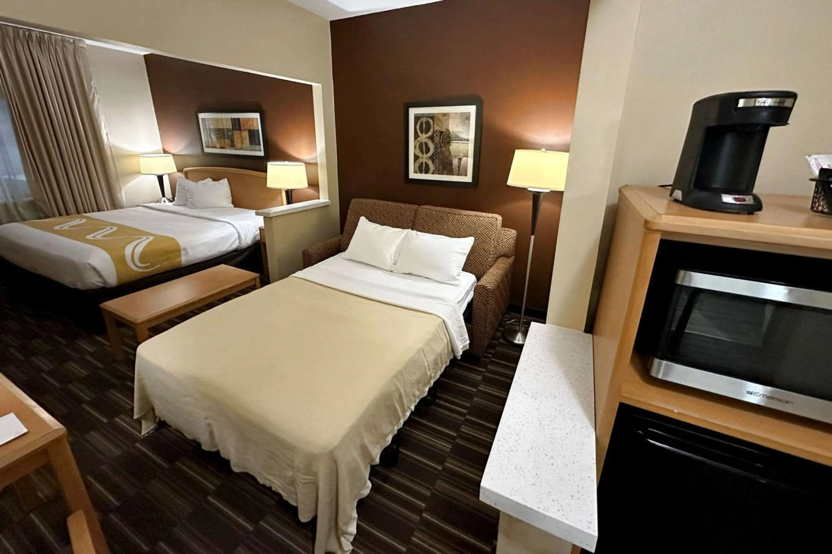 Shower, Bed in Quality Suites Near West Acres