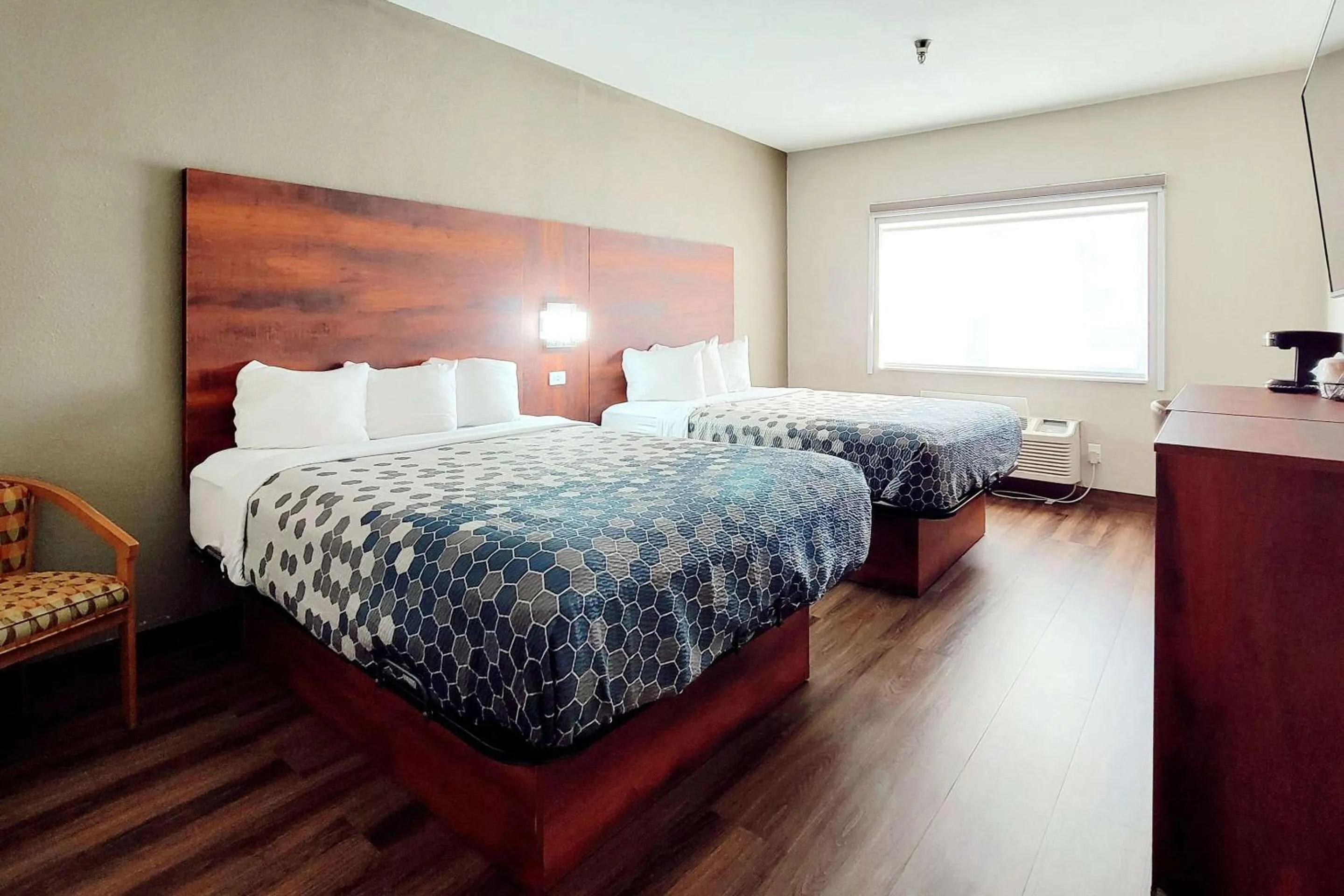 Bedroom, Bed in Econo Lodge Fargo - West Acres