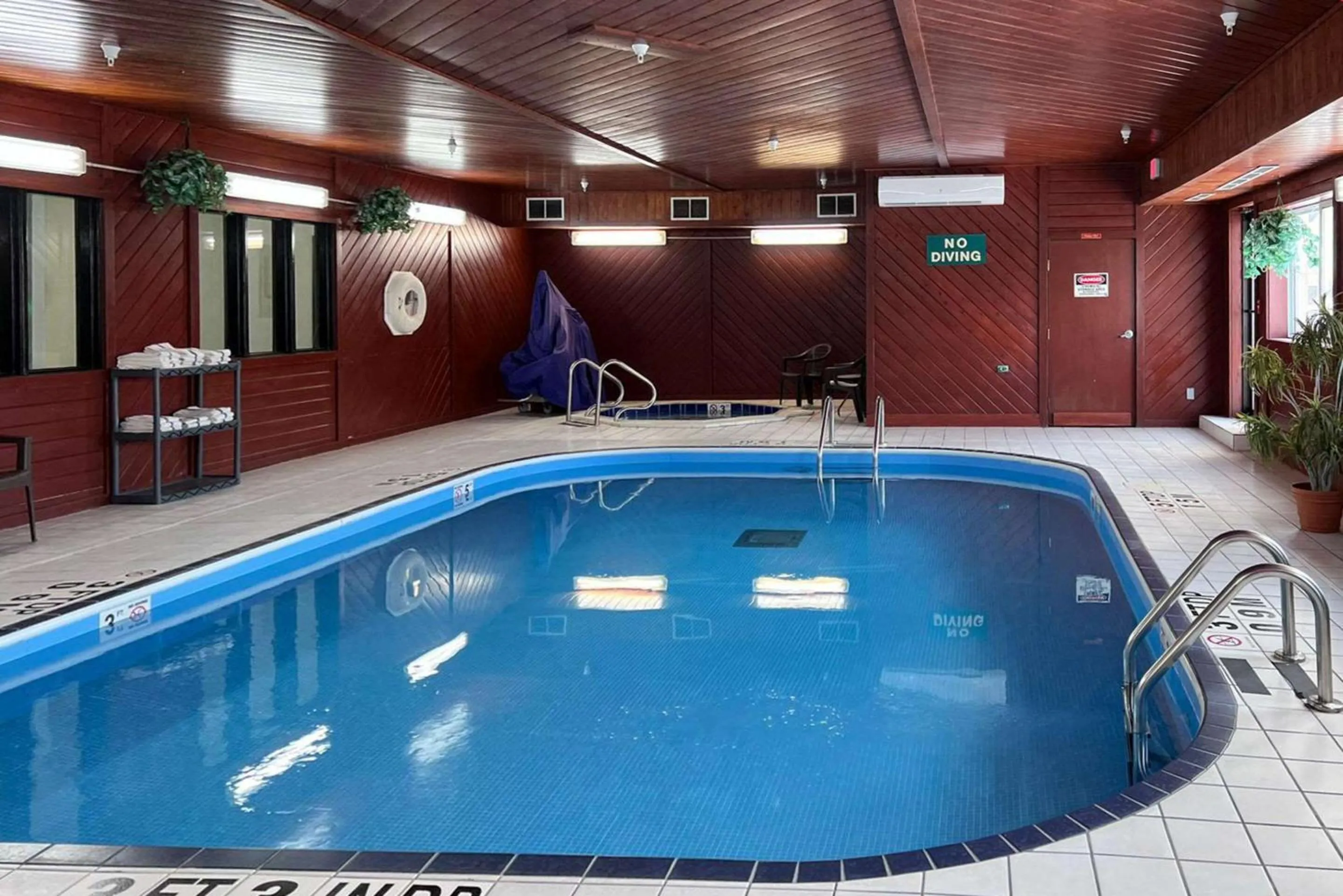 Swimming pool in Econo Lodge Fargo - West Acres