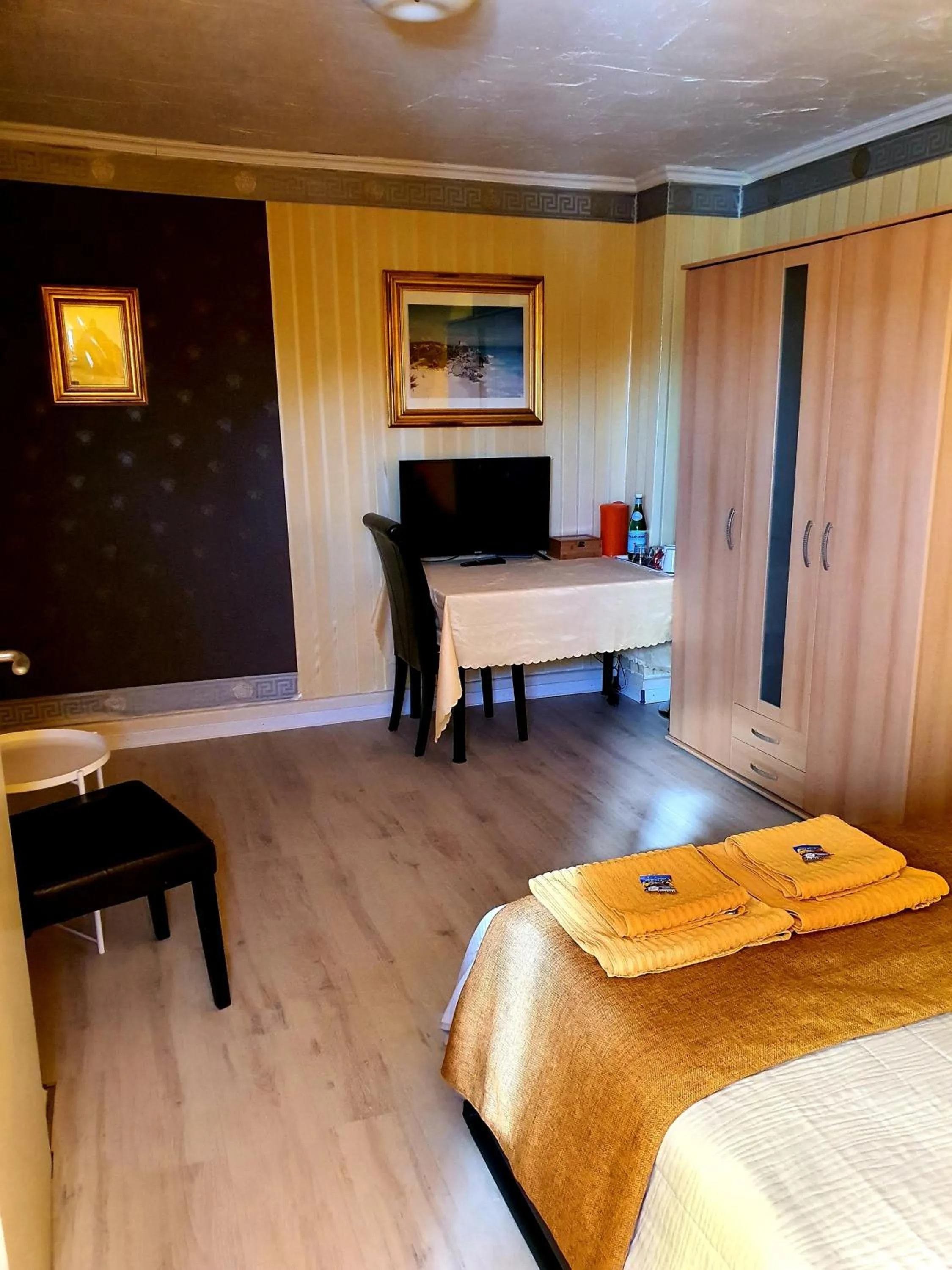 Photo of the whole room, Bed in StayInCologne