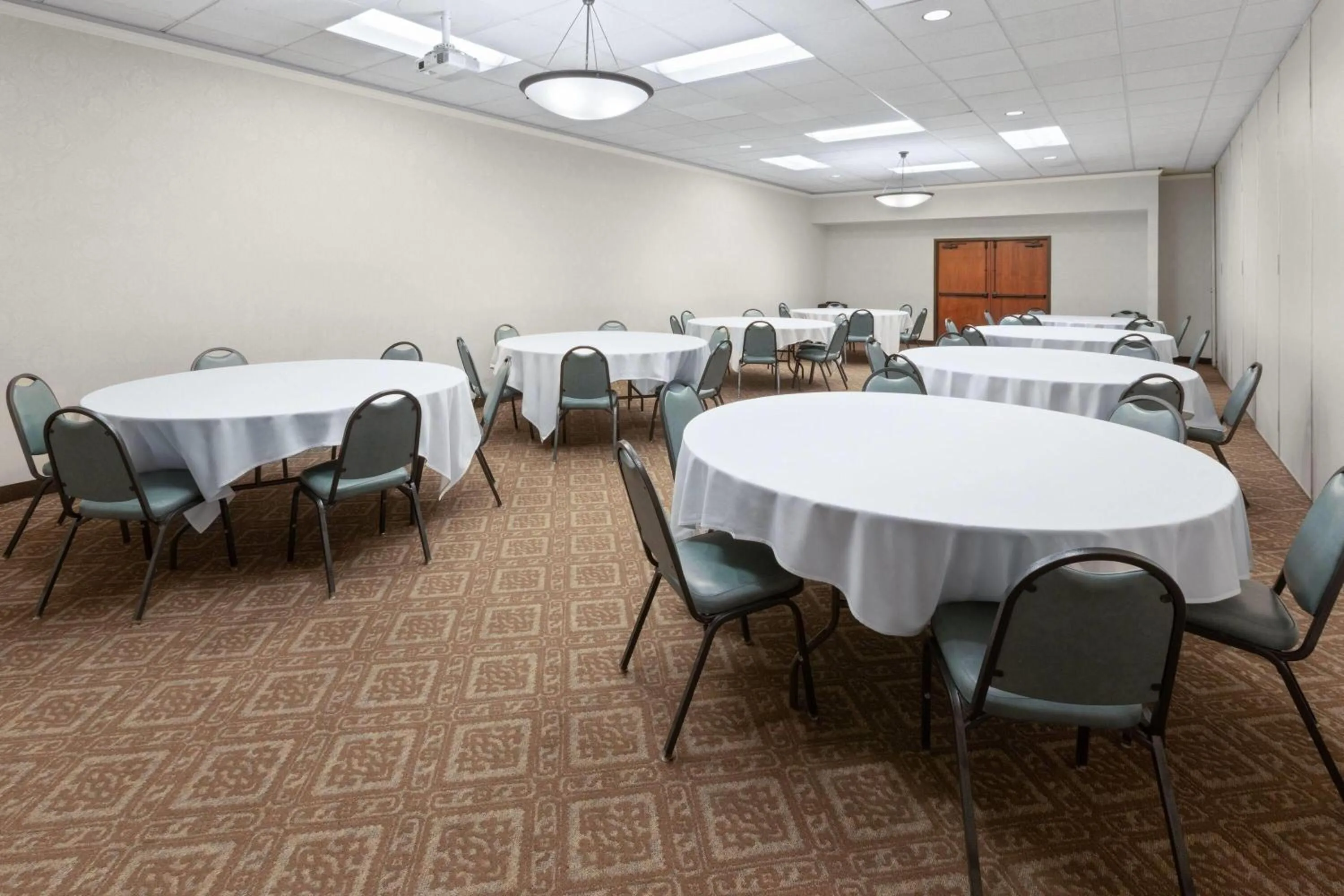 Meeting/conference room in Baymont by Wyndham Jamestown Conference Center & Water Park