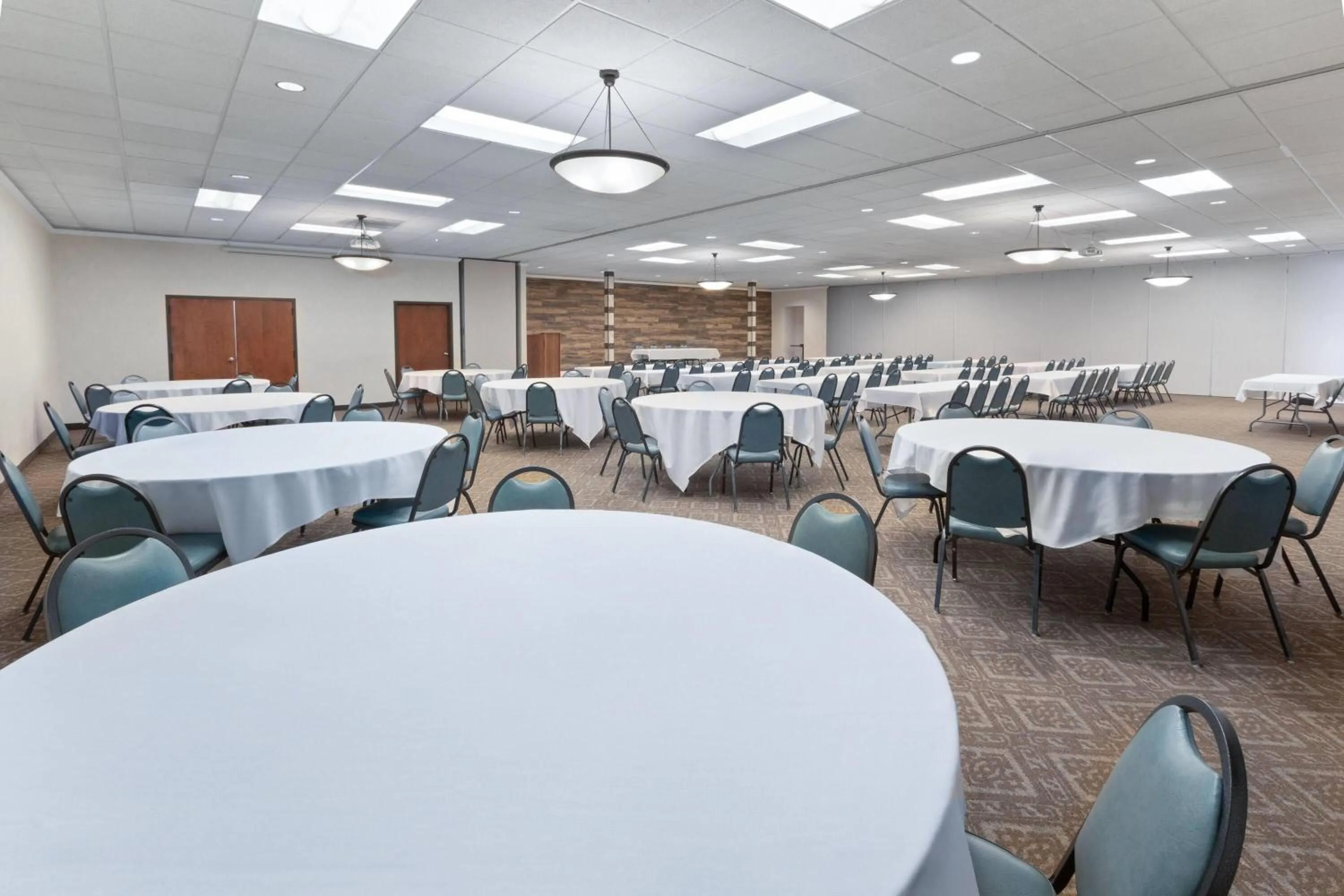 Meeting/conference room in Baymont by Wyndham Jamestown Conference Center & Water Park