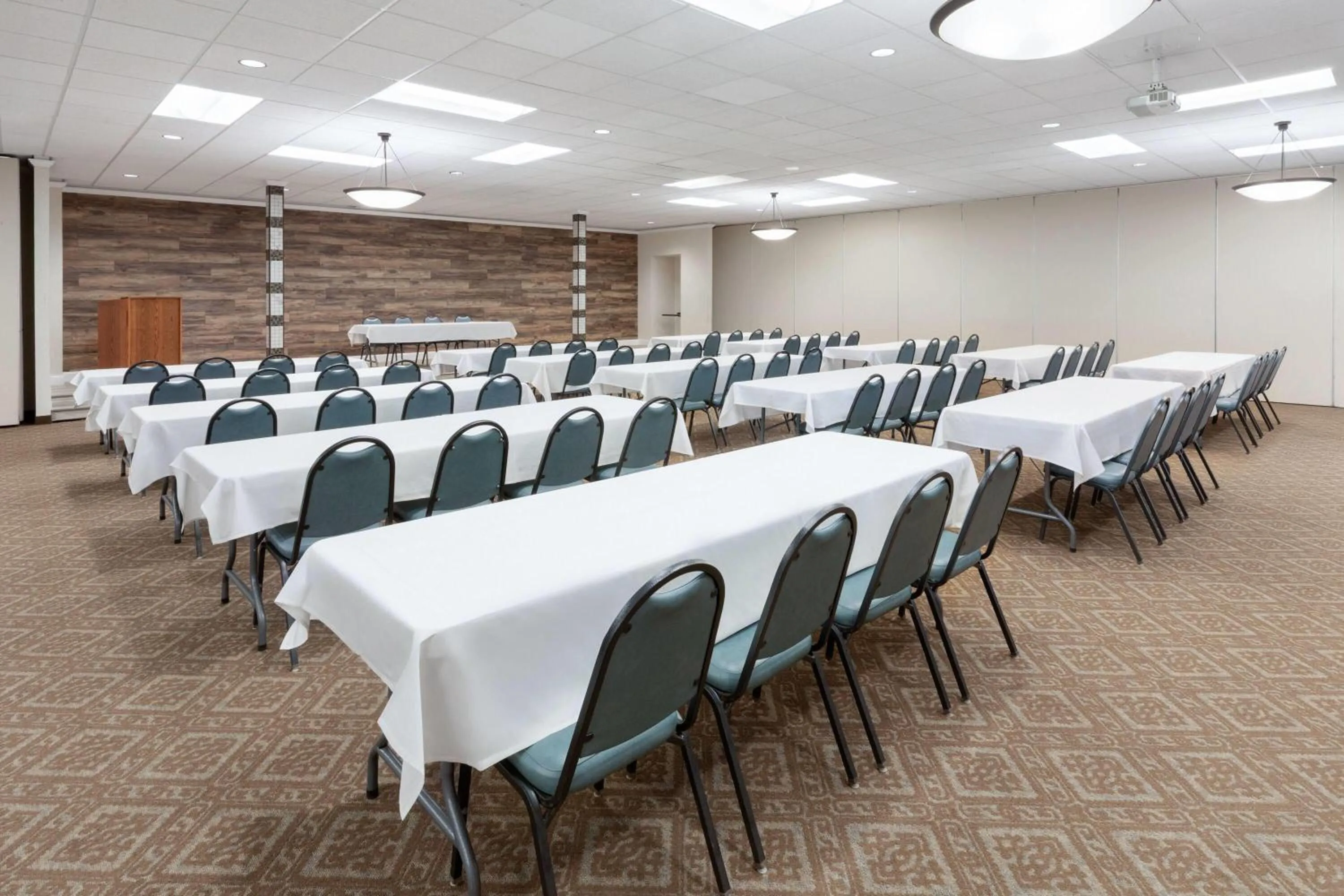 Meeting/conference room in Baymont by Wyndham Jamestown Conference Center & Water Park