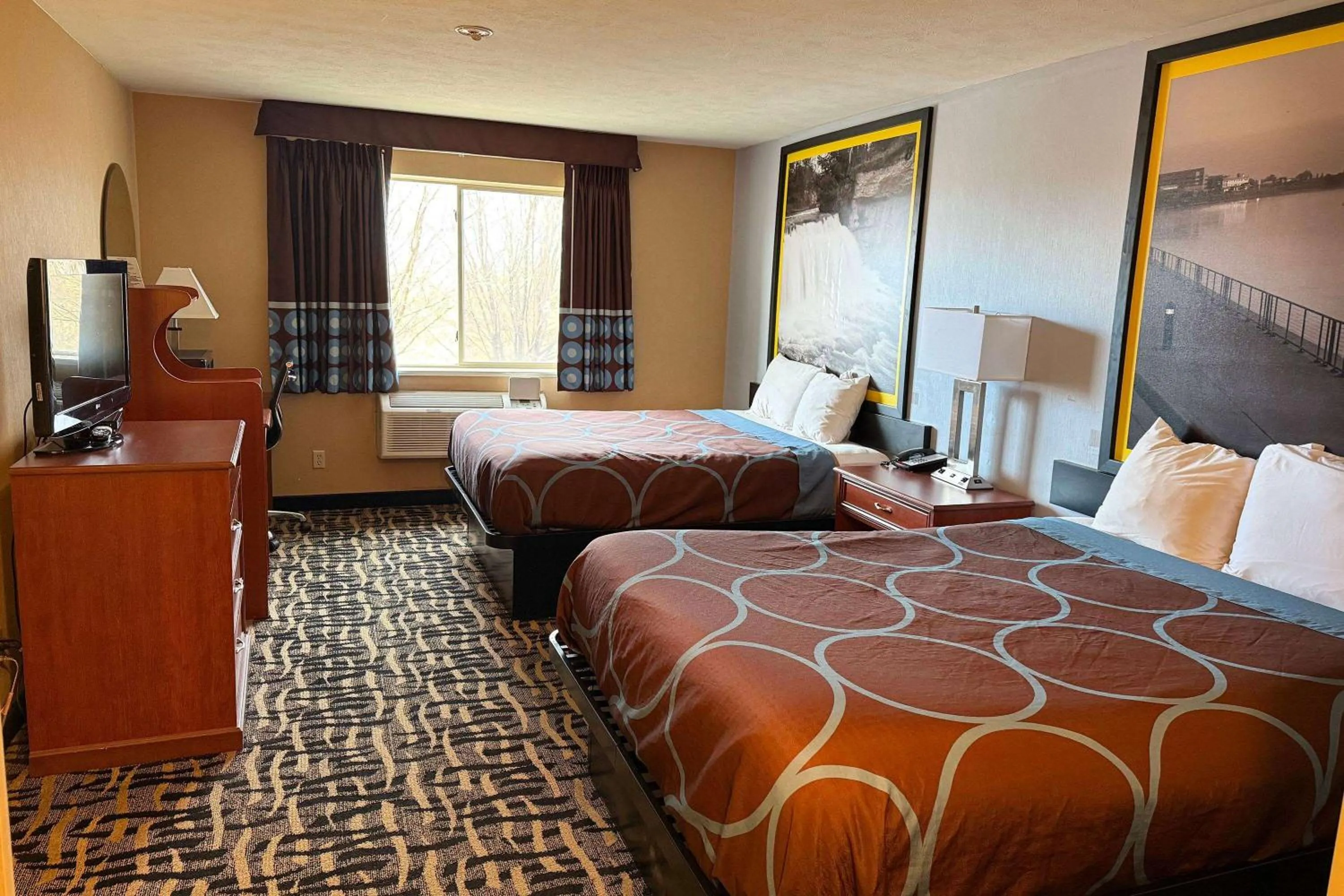 Photo of the whole room, Bed in Super 8 by Wyndham Cozad
