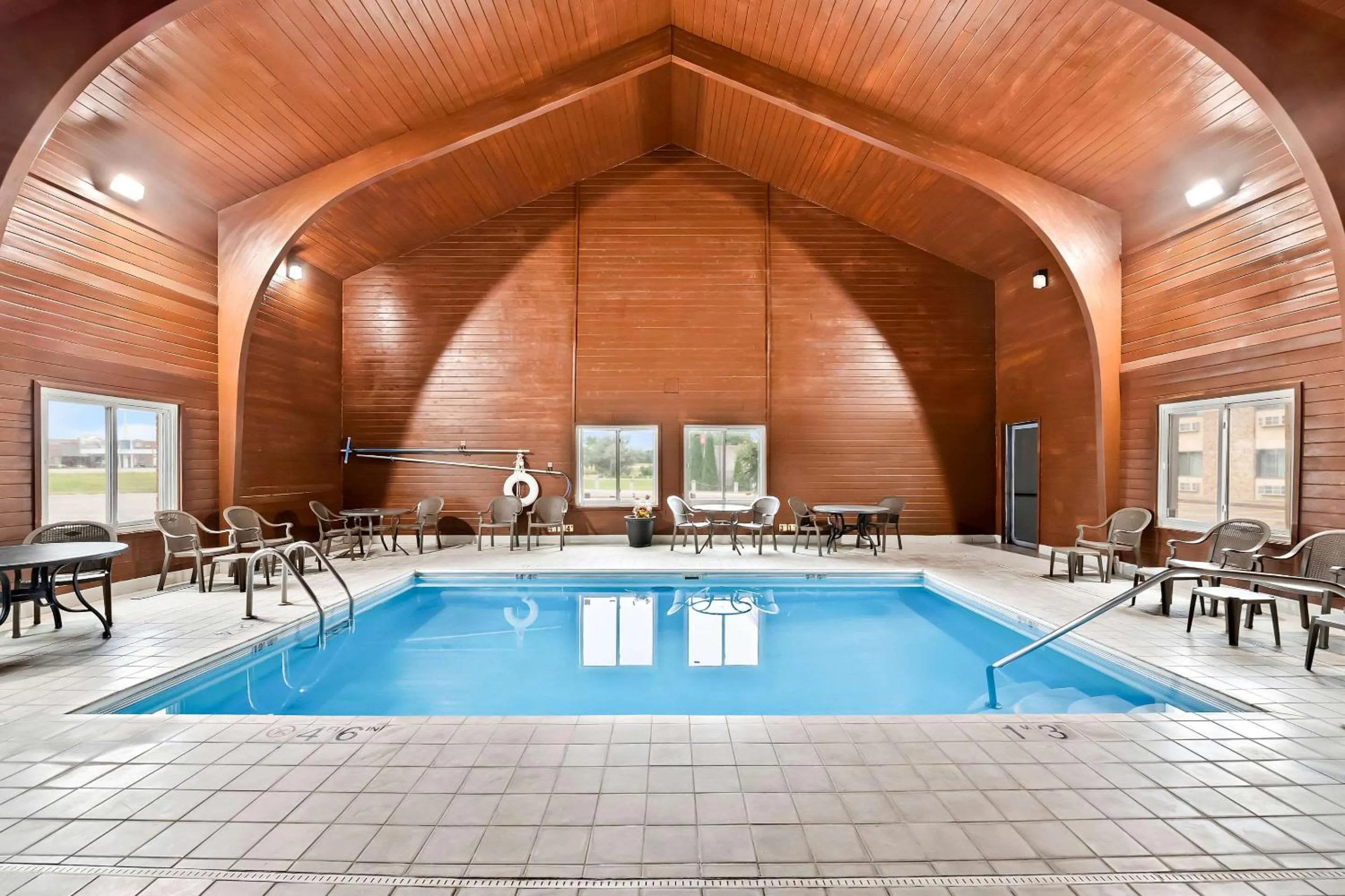 Swimming pool in Quality Inn