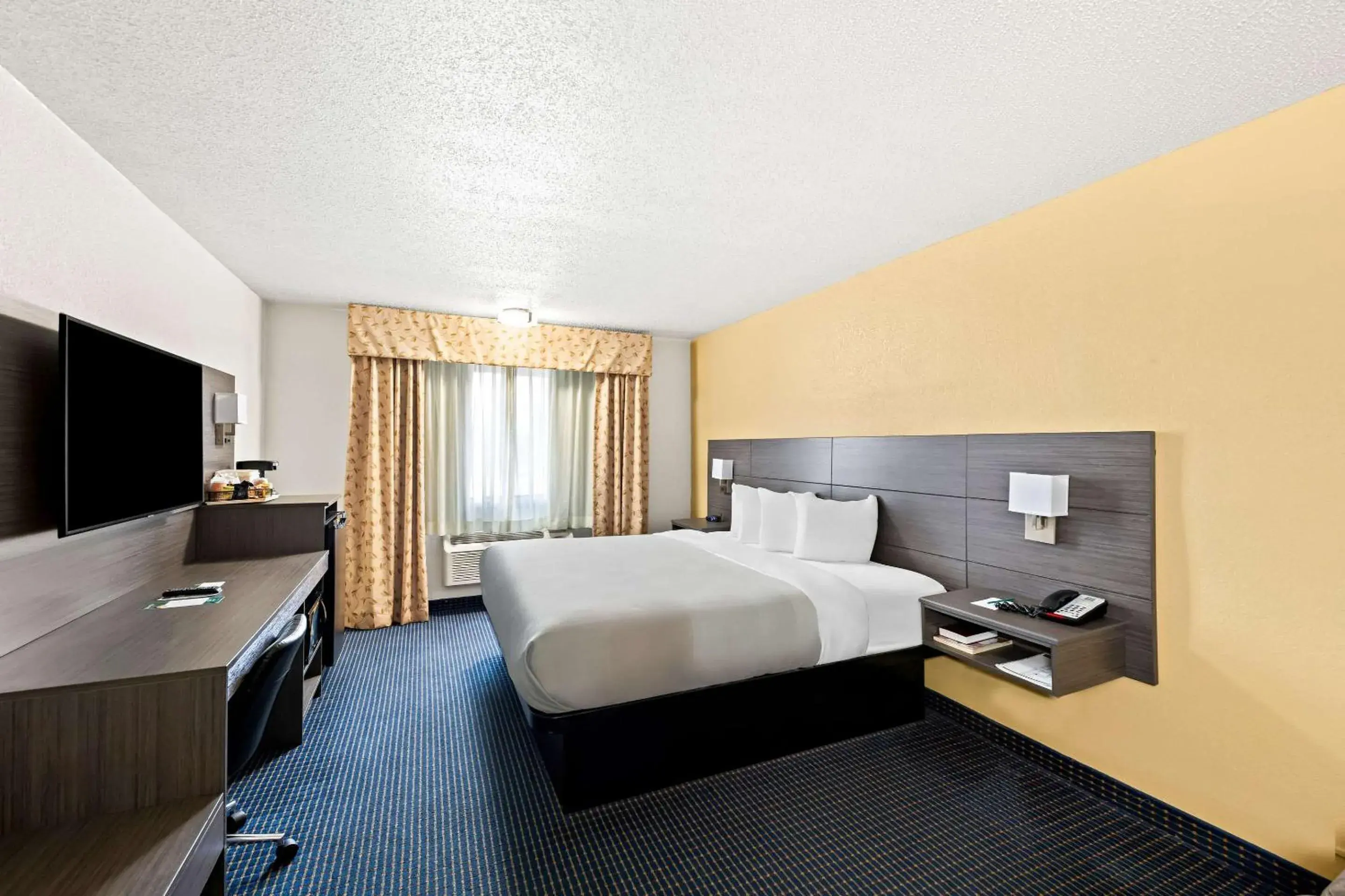 Standard King Room - Non-Smoking in Quality Inn Standard King Room - Non-Smoking in Quality Inn