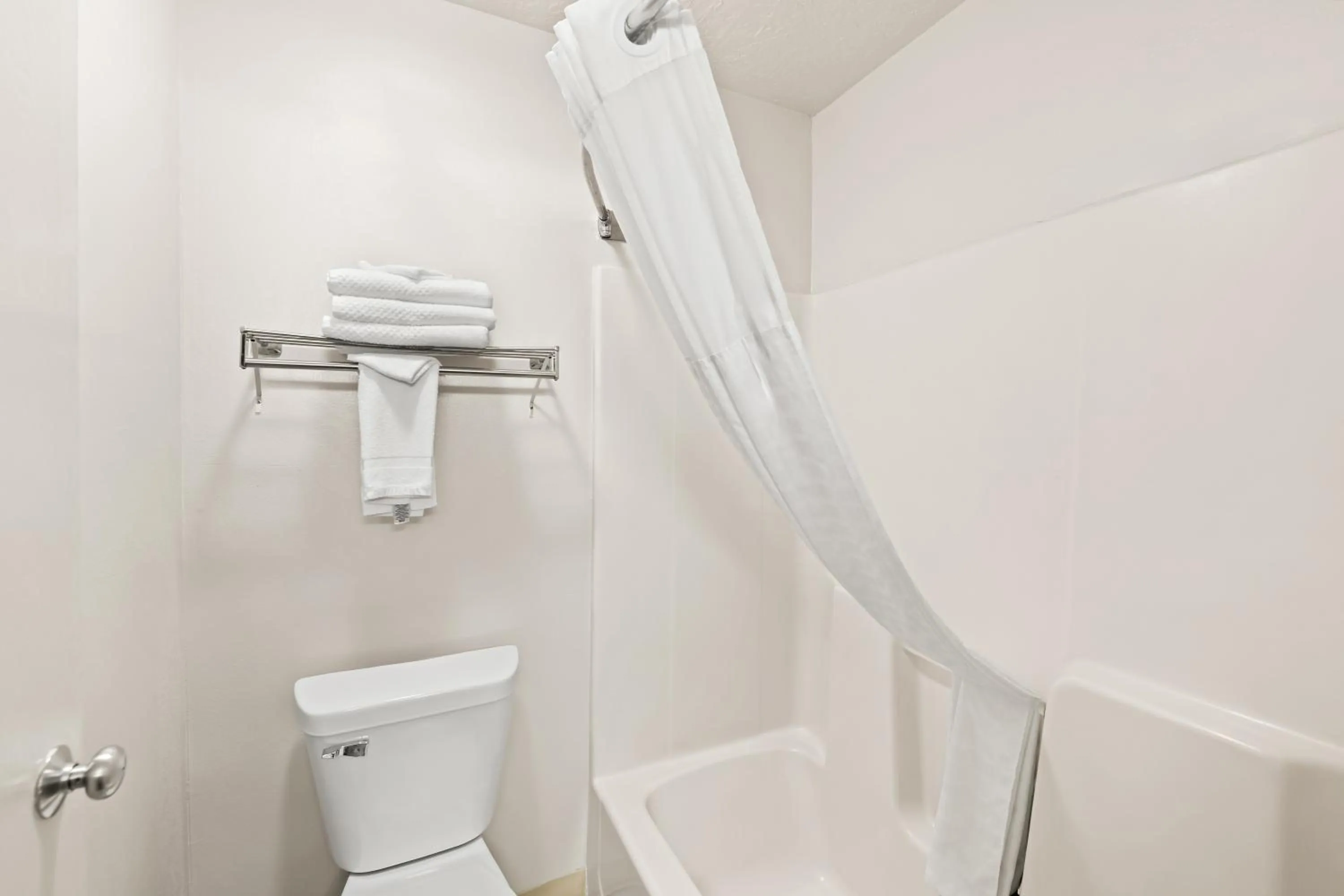 Shower in Quality Inn