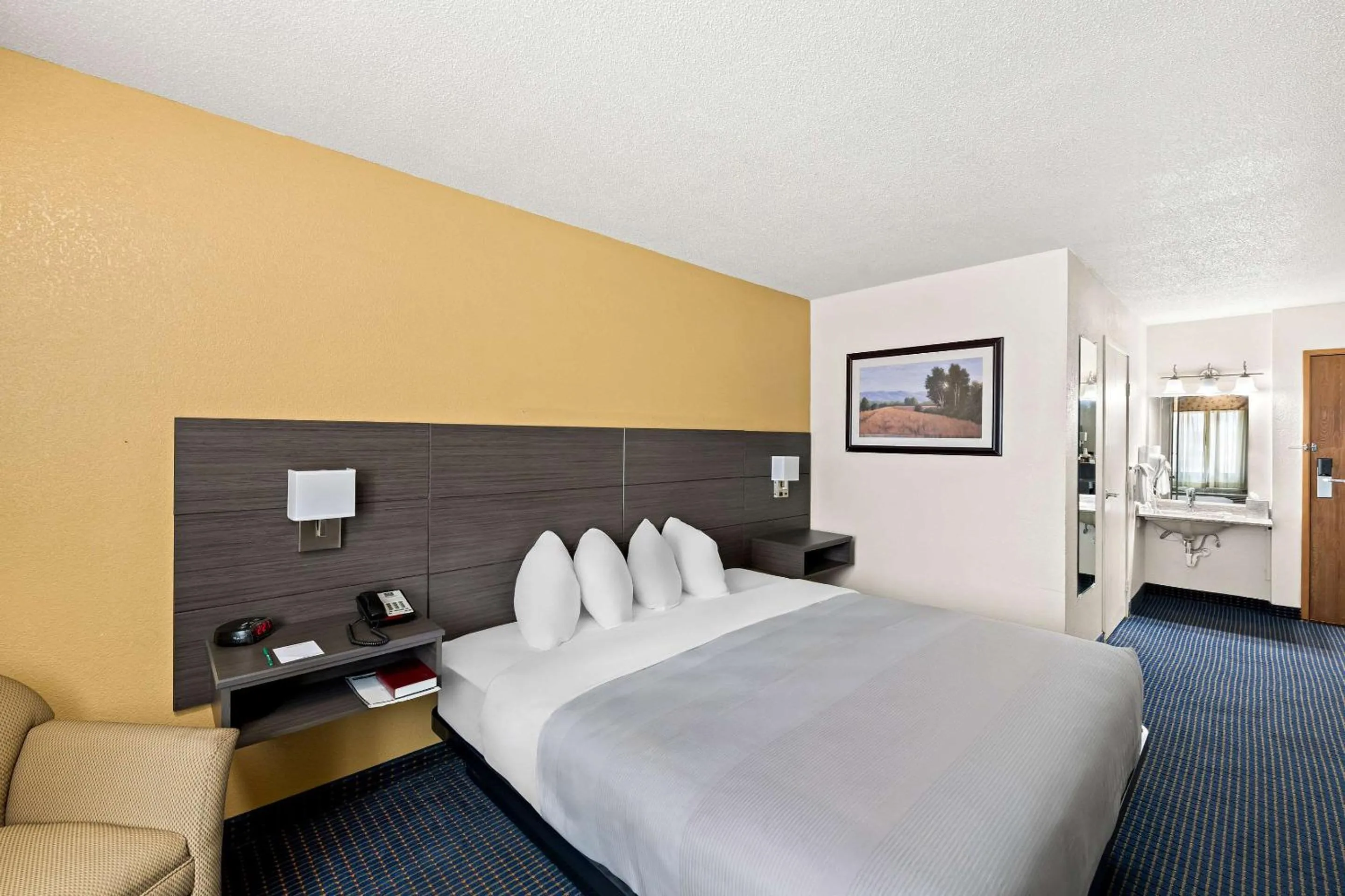 Bedroom, Bed in Quality Inn